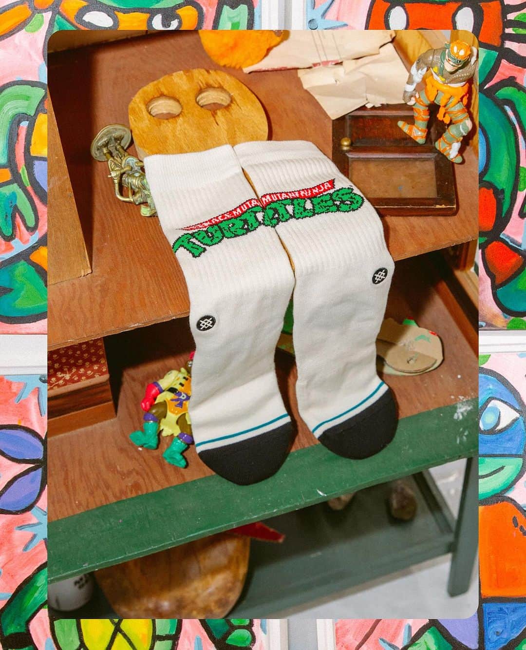 Stanceのインスタグラム：「Cowabunga! 🍕🥷🐢⁠ ⁠ We teamed up with visual artist and Stance #punksandpoets @bthomstevenson on our partnership with the @tmnt.⁠ ⁠ The collection is also a passion project for B.Thom’s as he’s reliving the entire cartoon series once again with his young son and daughter who is a super fan of the mutant foursome. ⁠ ⁠ Shop the drop in our link in bio. 🔗⁠ ⁠ 📷️ @koolaidgeorge #stitcheddifferent #stancesocks #tmnt」