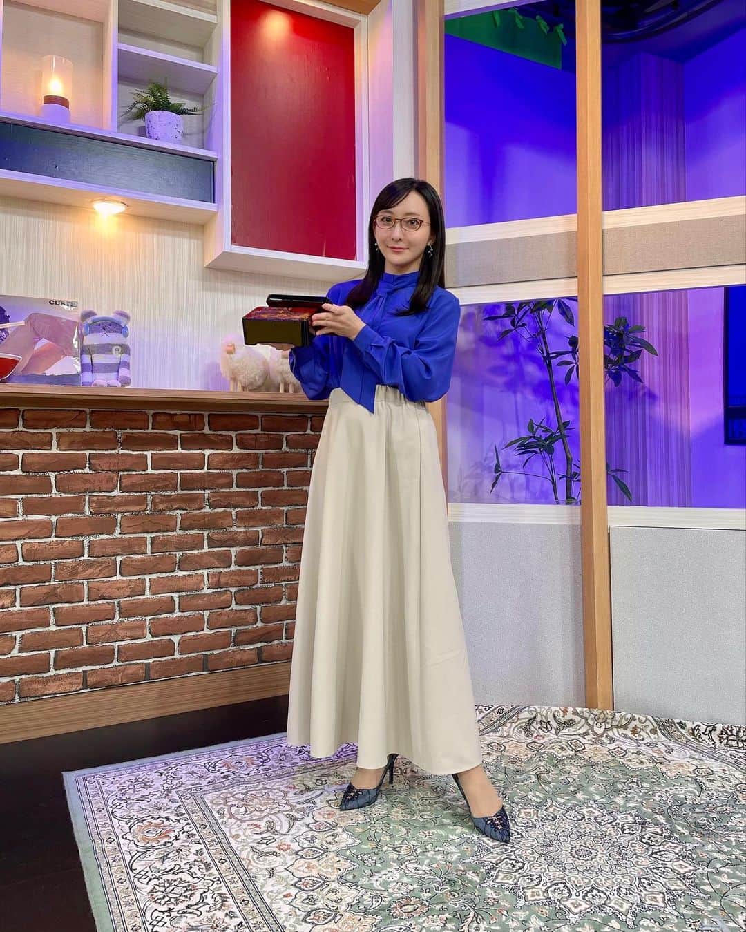 松澤千晶のインスタグラム：「バラいろダンディ木曜日  tops/skirt @soeju_official accessory @haku_fleur  一足お先に、1週間ありがとうございました🌹 また来週よろしくお願いいたします🎶  #バラダン #TOKYOMX」