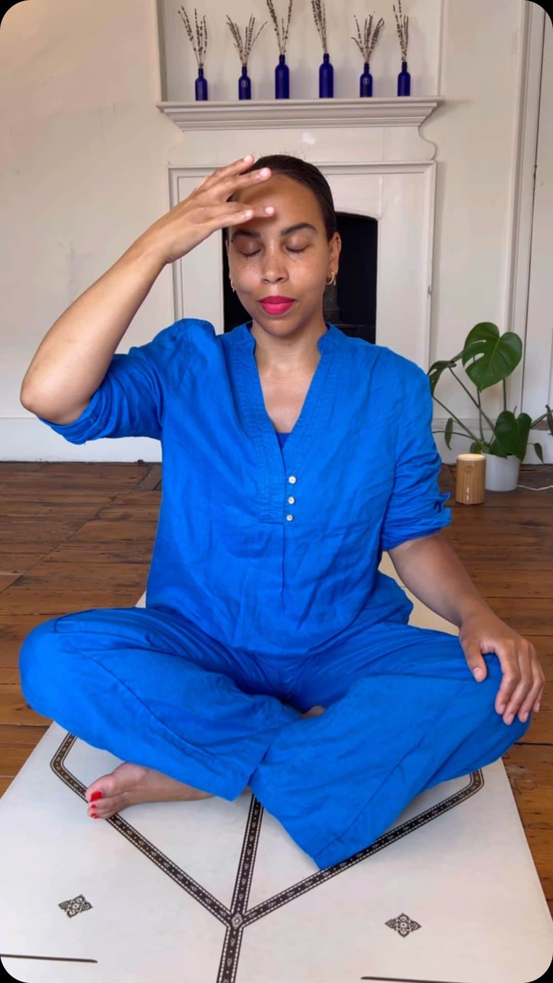 Neal's Yard Remediesのインスタグラム：「This #TherapyThursday, we join @Calmwithkerry who talks us through all things breathwork. 🙏  “Breathwork is incredibly empowering - your breath belongs to you, it’s free and available for you to tap into whenever you need - the benefits are immediate, the way we breathe directly impacts the way we feel.   Breathing exercises can help us to release emotions, in turn helping us reduce feelings of overwhelm, stress and anxiety - Ocean Breath is type of yogic breathing, where we produce an audible sound at the back of our throat, a ‘ha’ sound almost as though we’re fogging up glass or a mirror.   Inhaling through the nose only is a soothing action - here we are inhaling to the count of 4 and exhaling to the count of 4, a balanced breath - it can bring us ‘up’ if we’re feeling ‘down’ equally, it can bring us back ‘down’ if we’re feeling wired or triggered, stressed or anxious✨🧘.  Breathwork can be an effective tool for women experiencing menopausal symptoms such as hot flushes and night sweats - it can also aid in balancing mood.”」