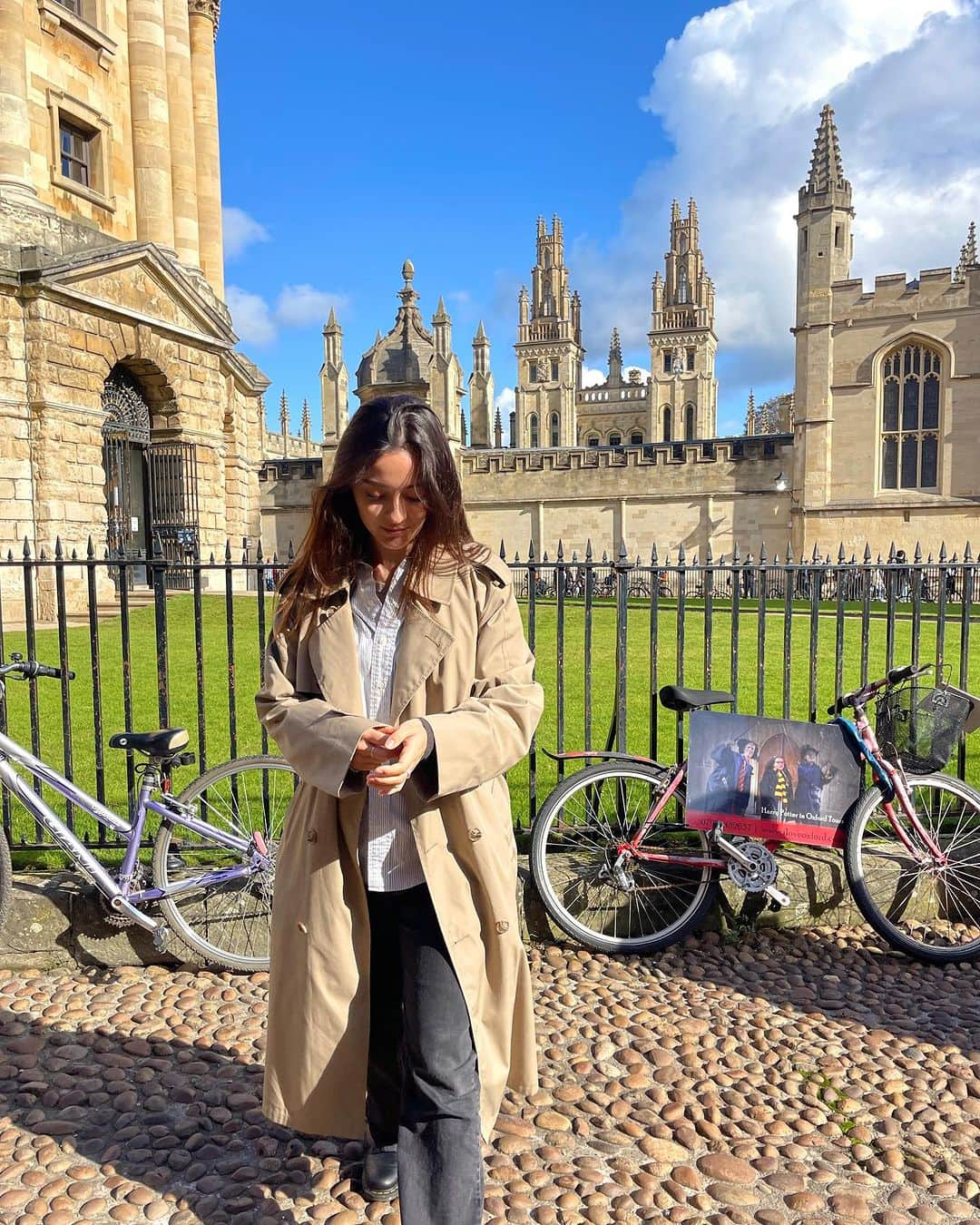 澄那シュトゥーダーのインスタグラム：「Love Letter to Oxford 💌  Whether it be the cobbled streets, the afternoon tea in a building built in year 1320, the many colourful stained glass windows, the sheer detail within the architecture, or the lively streets filled with university students on matriculation day... this university town bears history in every corner.  My first time in this stunning town, and dare I say the prettiest British city I've explored so far! Thank you Oxford, I'll be back one day 💛」