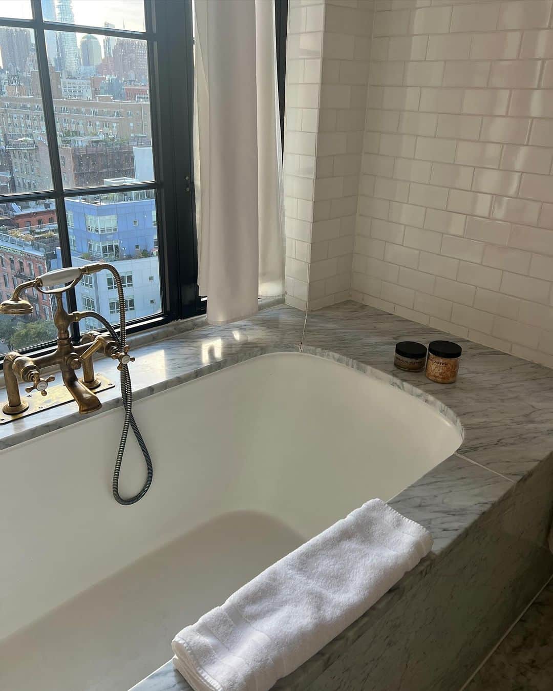 Estée Lalondeさんのインスタグラム写真 - (Estée LalondeInstagram)「Taking time for me 🛁 🧖‍♀️   New video from my time in New York is up now on my YouTube channel 💞 youtube.com/esteelalonde 💻」10月20日 2時00分 - esteelalonde
