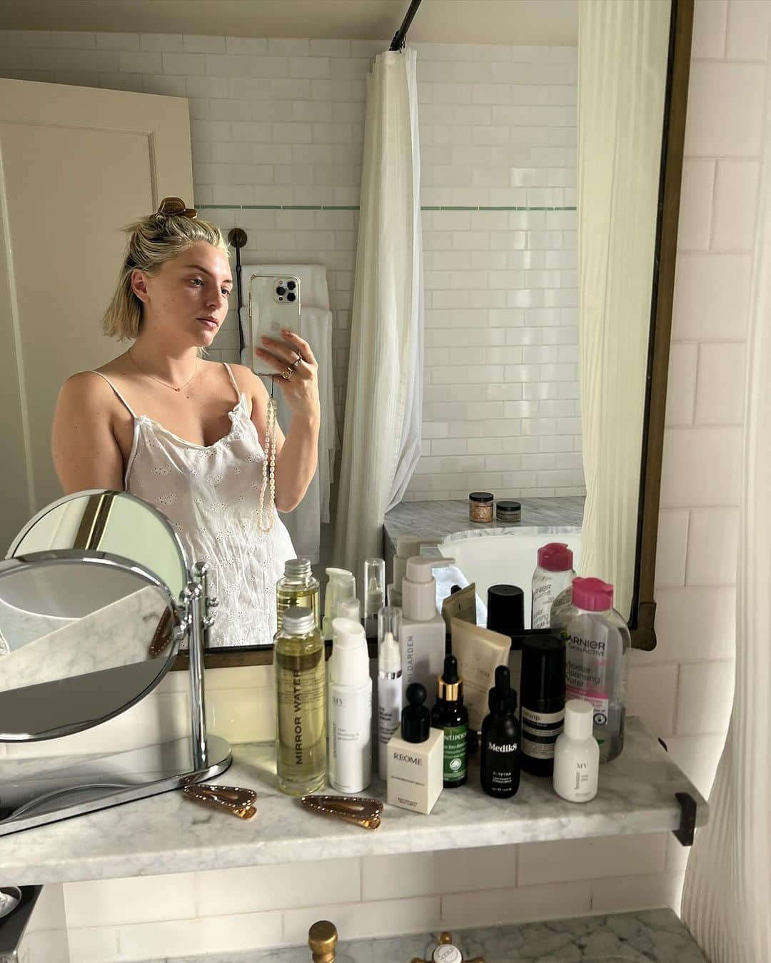 Estée Lalondeのインスタグラム：「Taking time for me 🛁 🧖‍♀️   New video from my time in New York is up now on my YouTube channel 💞 youtube.com/esteelalonde 💻」