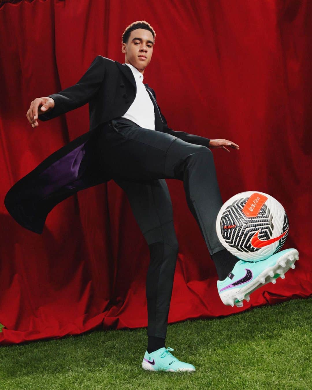 ナイキフットボールのインスタグラム：「Tuned for Touch 🤌🎶  Make every touch a masterpiece like midfield maestro @jamalmusiala10 with the 𝐓𝐢𝐞𝐦𝐩𝐨 𝟏𝟎. Ultra-soft FlyTouch Plus in the upper stays lightweight and consistent all match long so you can give an encore-worthy performance👏   #NikeFootball」
