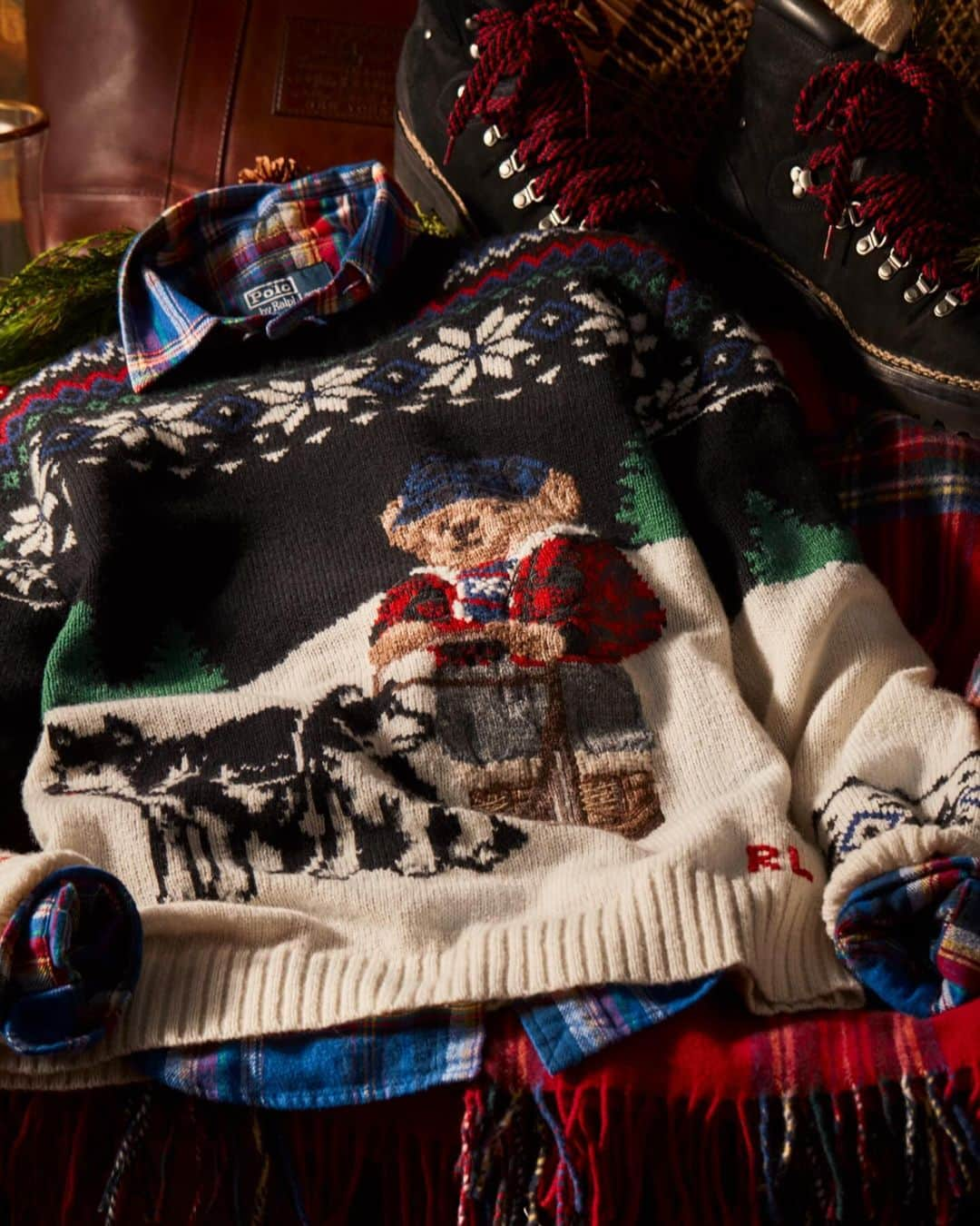 Polo Ralph Laurenさんのインスタグラム写真 - (Polo Ralph LaurenInstagram)「Featuring our beloved #PoloBear, our favorite #PoloRalphLauren styles including sweaters, hats, socks, and wallets are reimagined for gifting season.  Shop #RLGifts now via the link in bio.   #RLHoliday #PoloRLStyle」10月20日 2時02分 - poloralphlauren