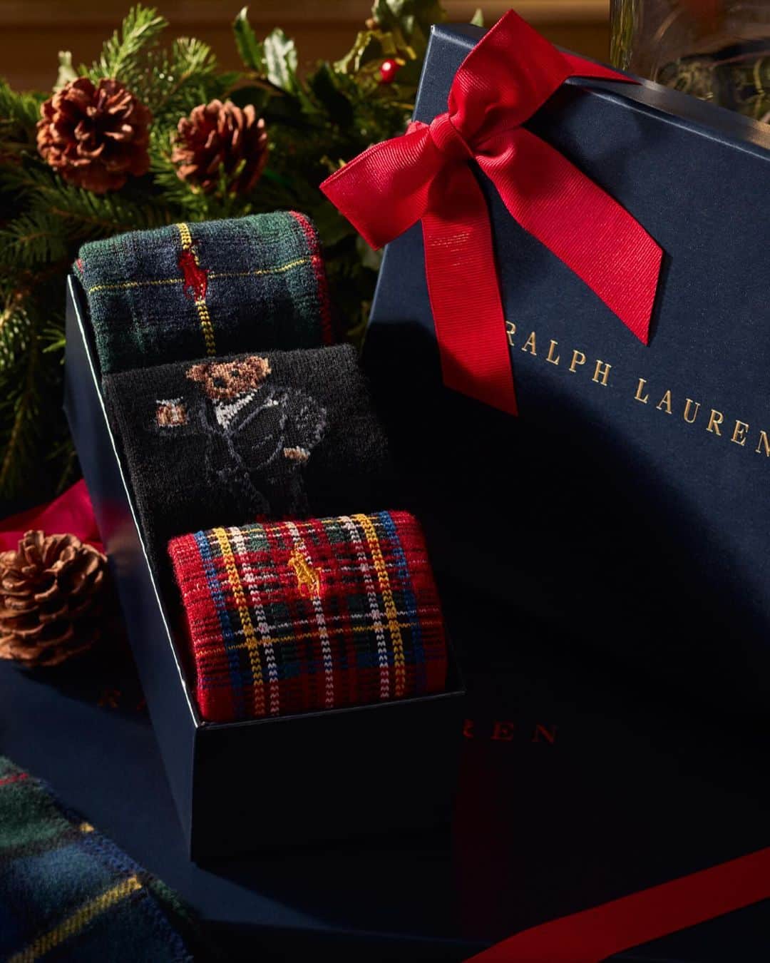 Polo Ralph Laurenさんのインスタグラム写真 - (Polo Ralph LaurenInstagram)「Featuring our beloved #PoloBear, our favorite #PoloRalphLauren styles including sweaters, hats, socks, and wallets are reimagined for gifting season.  Shop #RLGifts now via the link in bio.   #RLHoliday #PoloRLStyle」10月20日 2時02分 - poloralphlauren