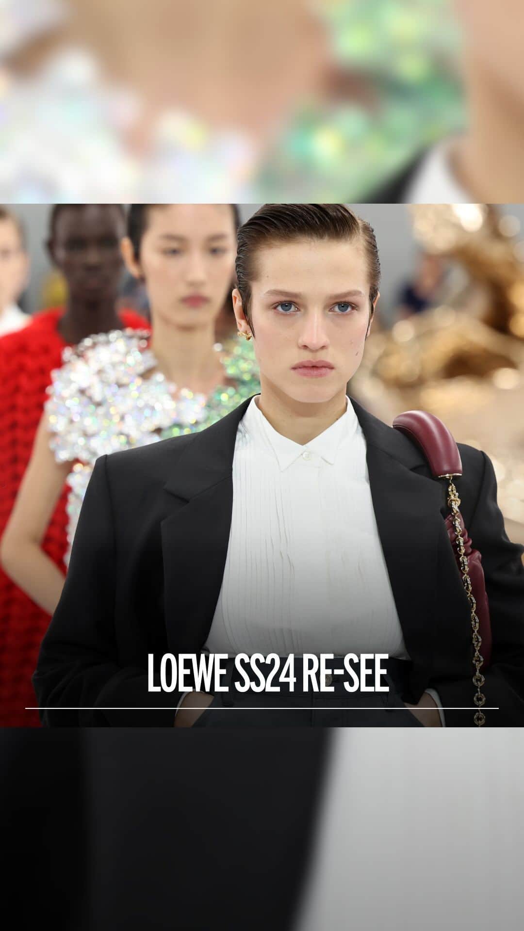 Fashion Weekのインスタグラム：「What’s a re-see? After the show, designers invite editors, buyers, press and stylists to take a closer look at the collection and determine which pieces they may want to pull for clients or highlight. Explore #Loewe’s SS24 re-see in Paris.   This collection is a continued collaboration with artist, Lynda Benglis who is responsible for the incredible bronze sculptures that were seen along the runway and as accessories and other jewelry.  Video courtesy of @elenikallas」