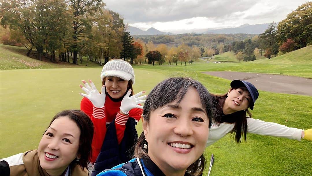 橋本志穂のインスタグラム：「昨日と同じ 駒丘コース。 しかも、大好きな女子チームと ２日間、楽しみました。  だけど今日は 土砂降りの雨の中スタート😂 後半は雨が上がり、やっとレインコートも脱げたー‼️  昨日はグリーンの速さに翻弄させられたけど、 今日は雨で フツーのゴルフ場と同じような感覚に。。。 雨だけど、91でホールアウト。 昨日より3ストローク良かった〜🥰  みんな上手なの❣️  ハイレベルな女子と 刺激的で楽しいゴルフでした〜  アメニモマケズ。。  #ゴルフ女子  #北海道」