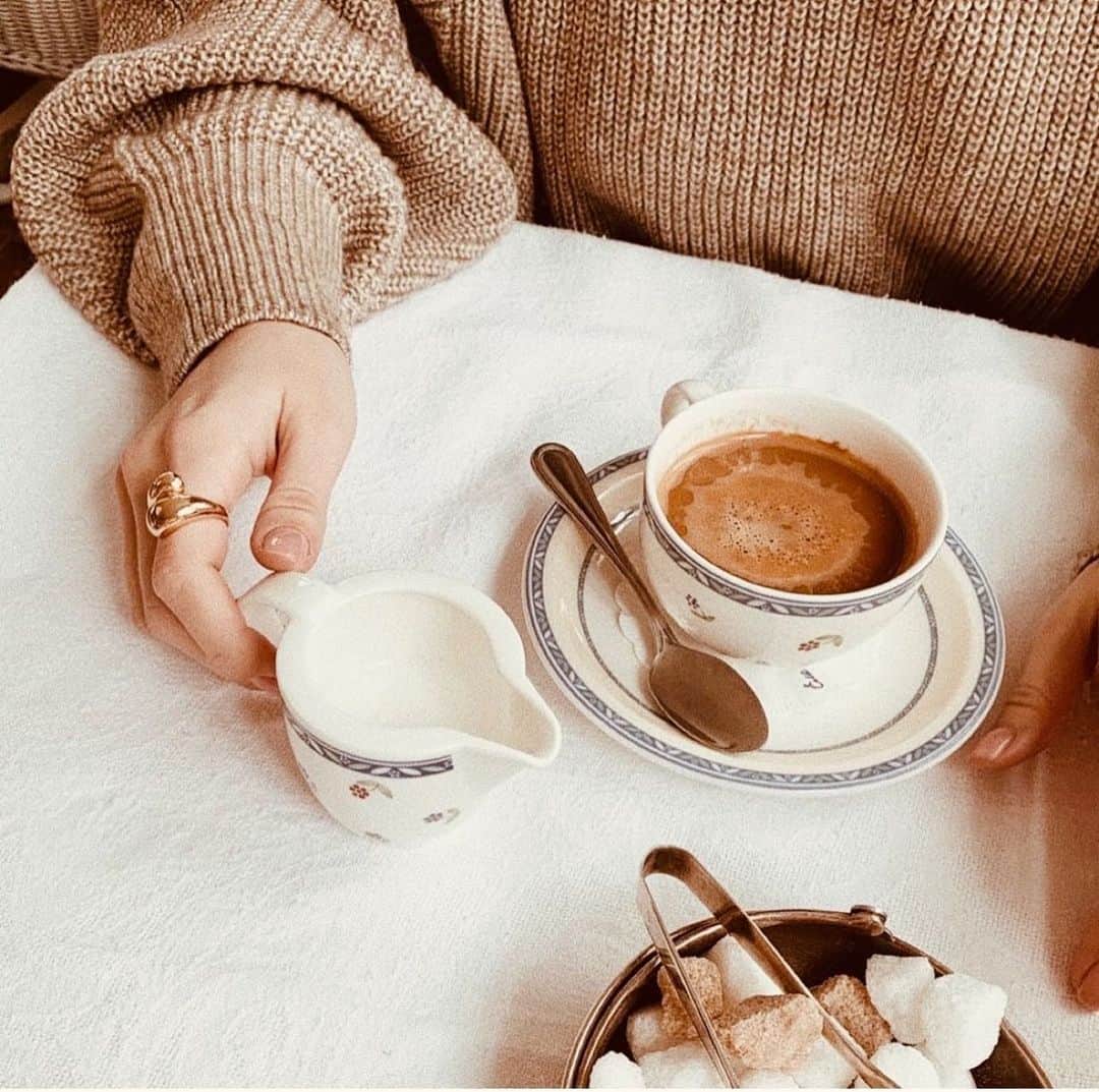 ポピー・モンゴメリーのインスタグラム：「But first, coffee. ☕️ 💫」