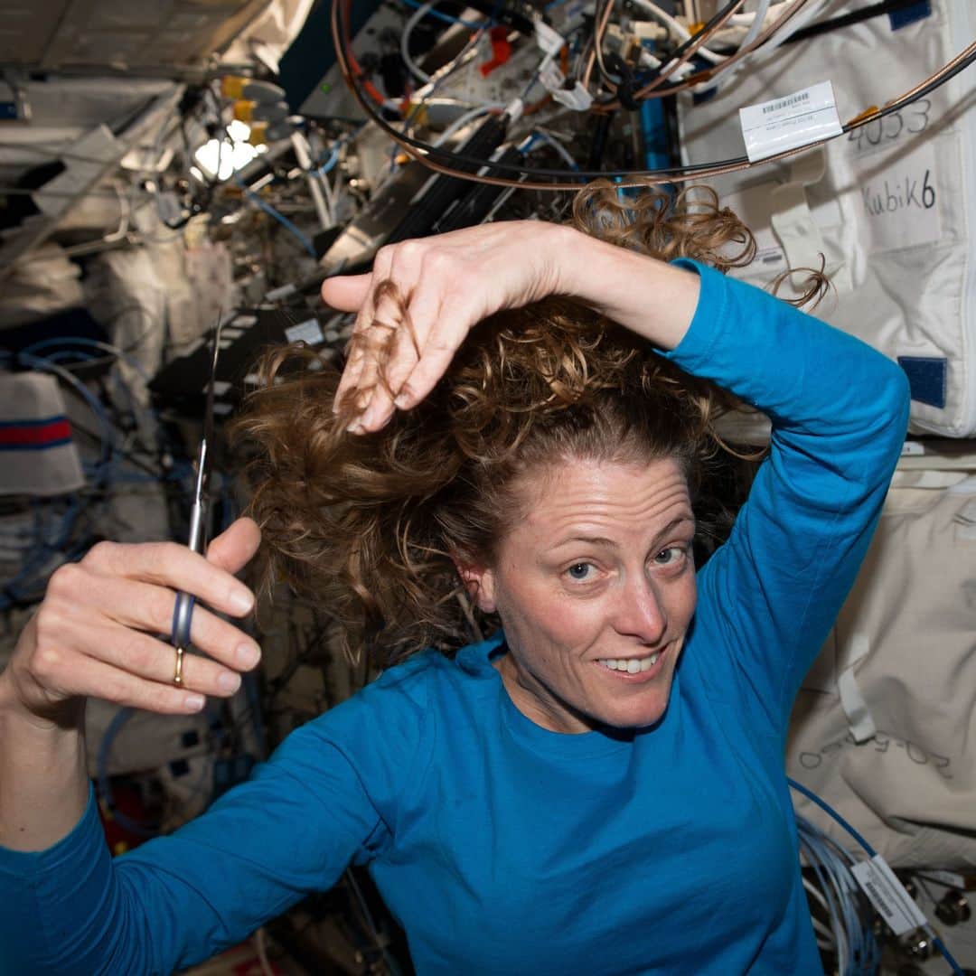 国際宇宙ステーションのインスタグラム：「Before and after:  Pic 1) Astronaut Loral O'Hara trims her hair aboard the International Space Station where she will live and work until spring 2024.  Pic 2) O'Hara poses for a photo after receiving her first haircut in microgravity.  #nasa #astronaut #haircut #portrait #international #space #station」