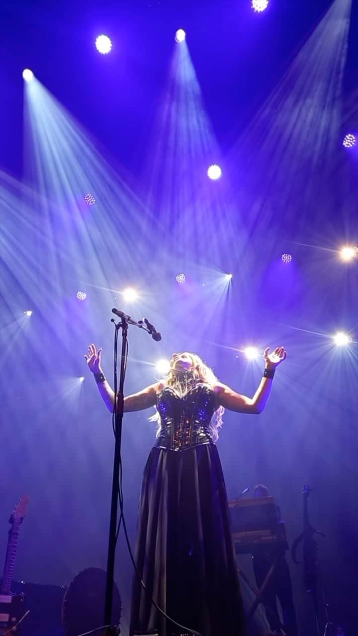 アイヴォール・ポルスドッティルのインスタグラム：「What a typical day in the life looks like when I have my shows 🥰 I love days like these🖤」