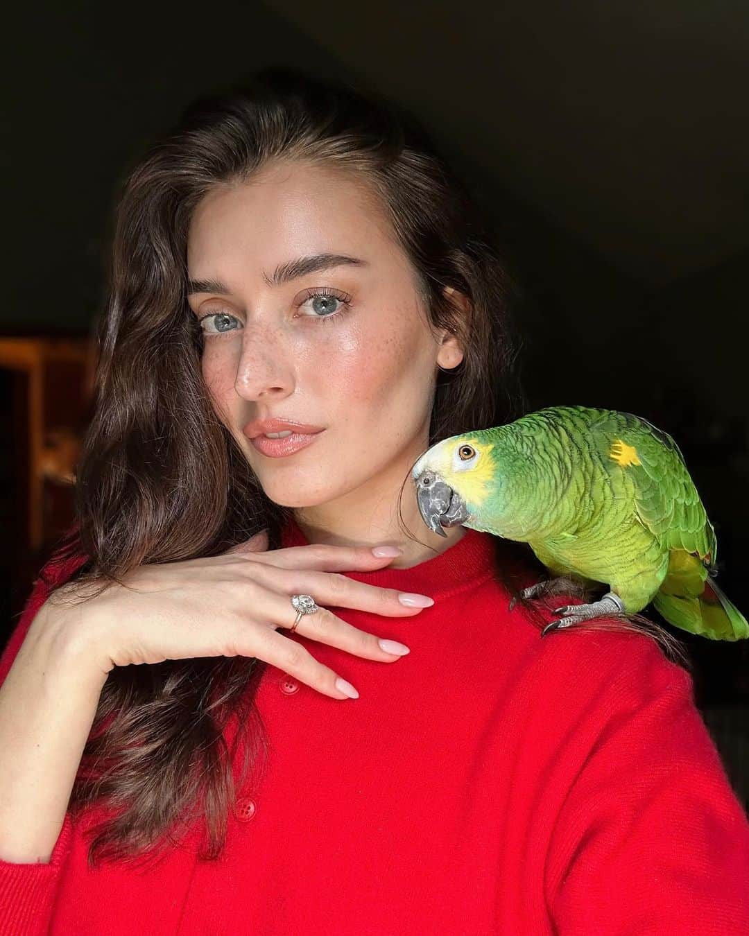 ジェシカ・ジェーン・クレメントのインスタグラム：「If there’s one thing Picasso loves, it’s serving face 🦜👁️👄👁️🦜」