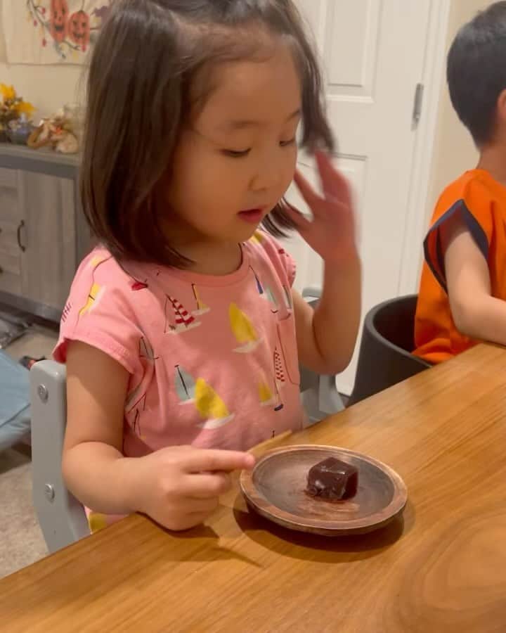 珠華ゆふのインスタグラム：「①日本からのお土産に虎屋の羊羹いただいて💓みんなで味わって食べました🥰家族みんな餡子大好き♪  ②今朝の2人👫にぃにの操作を見てゲームを勉強する和華  #メンタル #メンタルコーチング #メンタルトレーニング #宝塚 #宝塚og #宝塚受験 #バレエ #フィギュアスケート #パフォーマンスアップ #サンフランシスコ #ベイエリア #アメリカ生活」