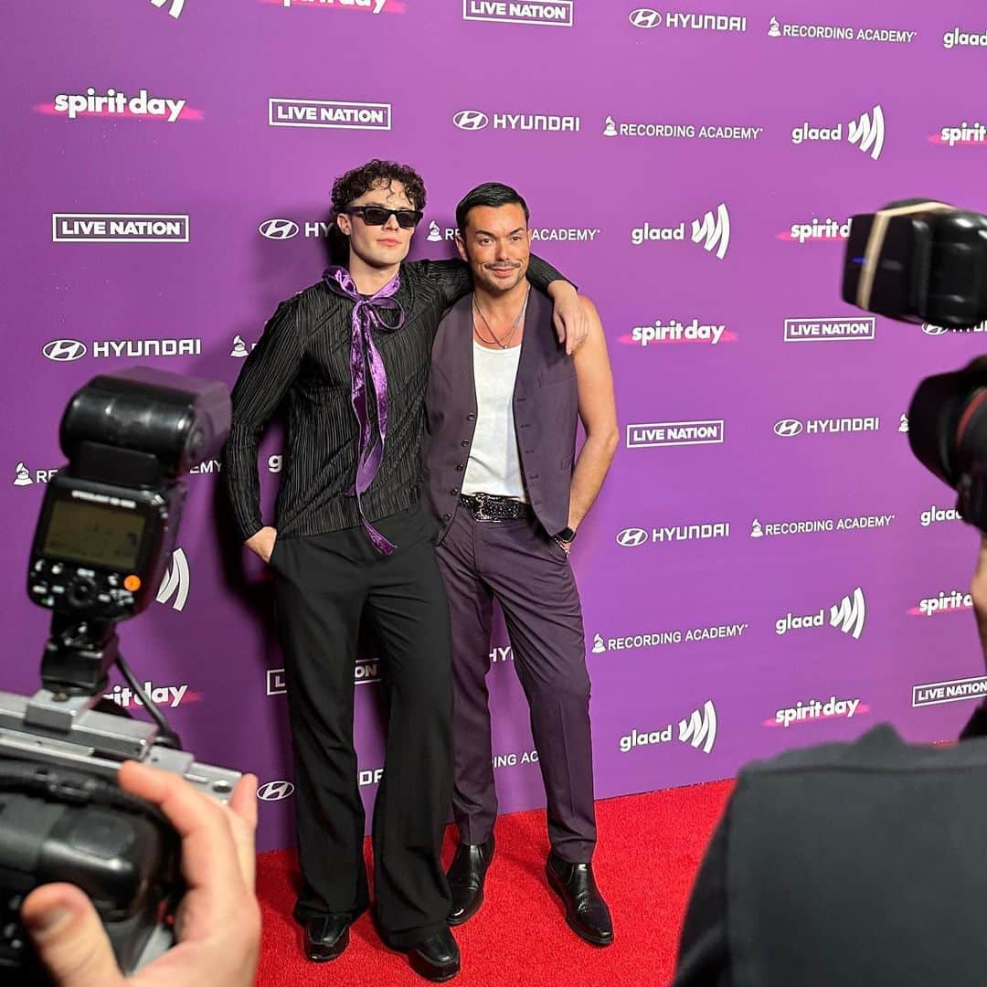 アンソニー・ラモスのインスタグラム：「#SpiritDay Concert @glaad 💜  GLAAD organizes celebrities, media outlets, brands, landmarks, sports leagues, faith groups, school districts, organizations, colleges and universities in what has become the most visible anti-LGBTQ bullying campaign in the world. Purple symbolizes spirit on the rainbow flag.   The annual tradition was started in 2010 by GLAAD and then high school student Brittany McMillan, in memory of the LGBTQ youth who died by suicide. McMillan encouraged her friends to wear purple on a day in October -- a day that came to be known as #SpiritDay.    Today, LGBTQ youth, and especially trans and nonbinary youth, are experiencing a level of scrutiny in schools we have never seen, leading to an environment rife with stressors beyond the peer-to-peer bullying of the past. From book bans, to bans on trans youth in sports, to bathroom restrictions and teachers barred from using correct pronouns, the means by which a student can express themselves and see others like them are increasingly being challenged.」