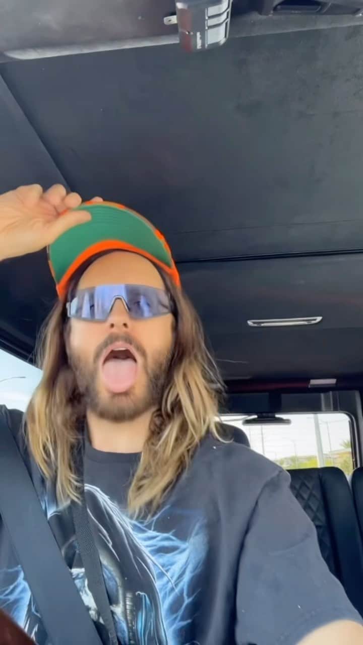 ジャレッド・レトのインスタグラム：「What do you think of AVALANCHE?? ⛄️ I think this song could have been on our first album. For anyone bitching about wanting “old mars back” this one is for you 😘😉😜」