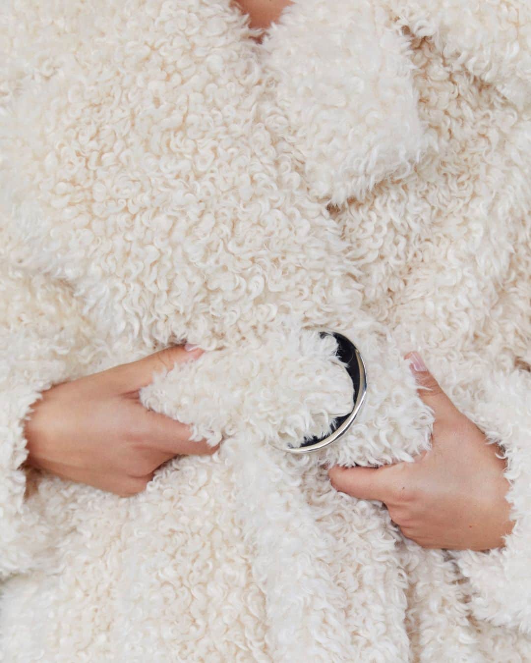 のインスタグラム：「SOFT GLAM: For a statement winter aesthetic, look no further than @coperni's faux shearling coat.  Tap the link in bio to shop at #NETAPORTER.」