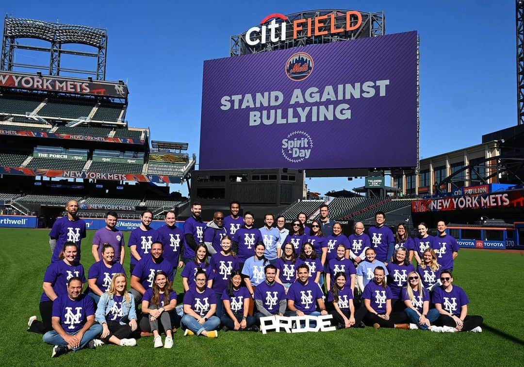 ニューヨーク・メッツのインスタグラム：「Our front office is proud to support LGBTQ youth and stand against bullying. #SpiritDay」
