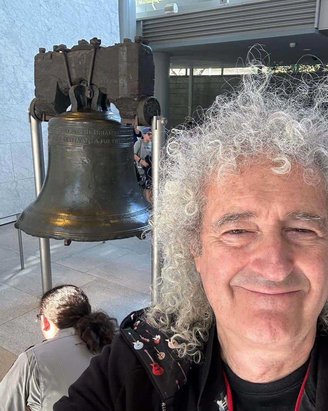 ブライアン・メイのインスタグラム：「Being a tourist ! Liberty Bell was calling ! Stereo opportunities !!! Love #philadelphia PA —- Bri」