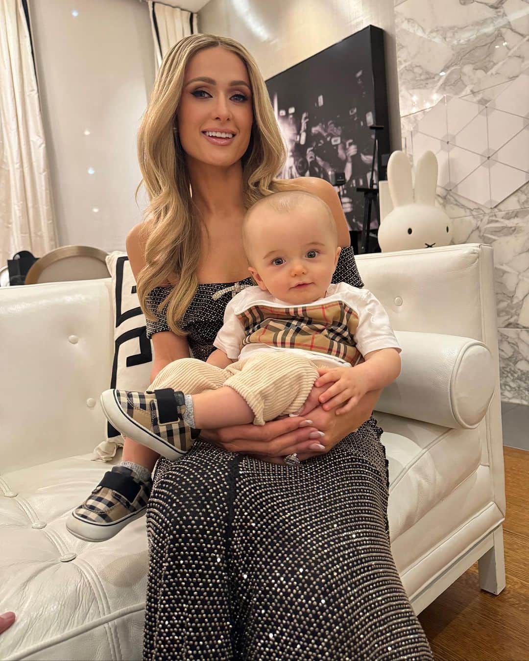 パリス・ヒルトンのインスタグラム：「My precious angel baby Phoenix's first time in NYC. ✨👱🏼‍♀️👶🏼🗽✨」