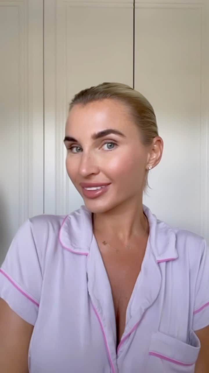 ビリー・フェアーズのインスタグラム：「AD Happy Thursday ☺️💗  Just getting ready to head out so I thought I would share one of my new favourite products with you all - the @maybelline Tattoo Brow Peel Off Tint - I’m obsessed!   It is so easy to use and is the perfect quick brow fix from home 🙌🏼 #maybelline #TattooBrowPeelOff #Makeupdecoded」