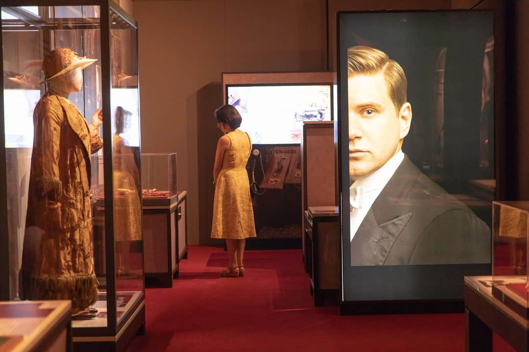 ダウントン・アビーさんのインスタグラム写真 - (ダウントン・アビーInstagram)「Downton Abbey: The Exhibition makes its Midwest debut in Chicago this fall. Join the waitlist now to receive advance access to tickets. With never-before-seen elements connecting fans to their favorite characters, over 60 original costumes, numerous props, items from locations and historic events of the era, as well as a showcase of exclusive footage from the series, Downton Abbey: The Exhibition provides a fascinating look at all aspects of the post-Edwardian period and offers in-depth insight into the remarkable events that shaped the world. For a limited time from November 10th.」10月20日 2時45分 - downtonabbey_official