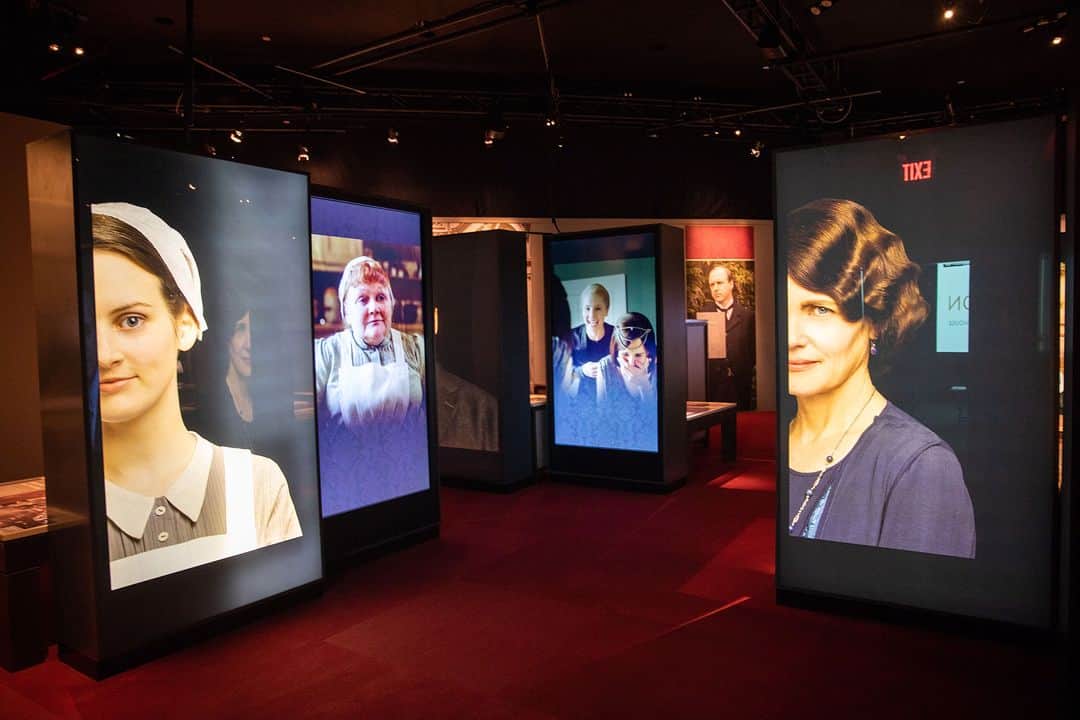 ダウントン・アビーのインスタグラム：「Downton Abbey: The Exhibition makes its Midwest debut in Chicago this fall. Join the waitlist now to receive advance access to tickets. With never-before-seen elements connecting fans to their favorite characters, over 60 original costumes, numerous props, items from locations and historic events of the era, as well as a showcase of exclusive footage from the series, Downton Abbey: The Exhibition provides a fascinating look at all aspects of the post-Edwardian period and offers in-depth insight into the remarkable events that shaped the world. For a limited time from November 10th.」
