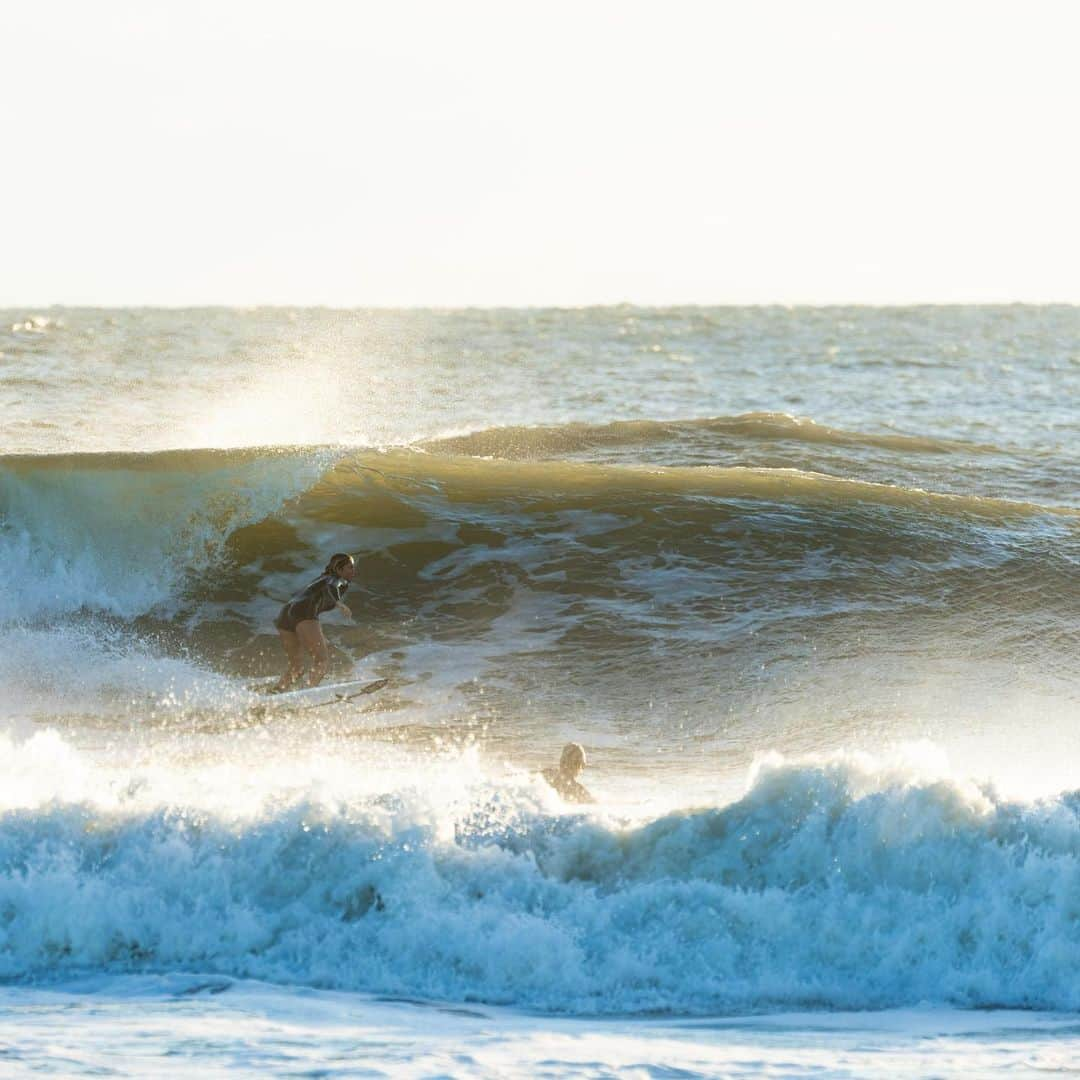 エリザベス・バイゼルのインスタグラム：「october mornings in obx  @cjfavino behind the lens」