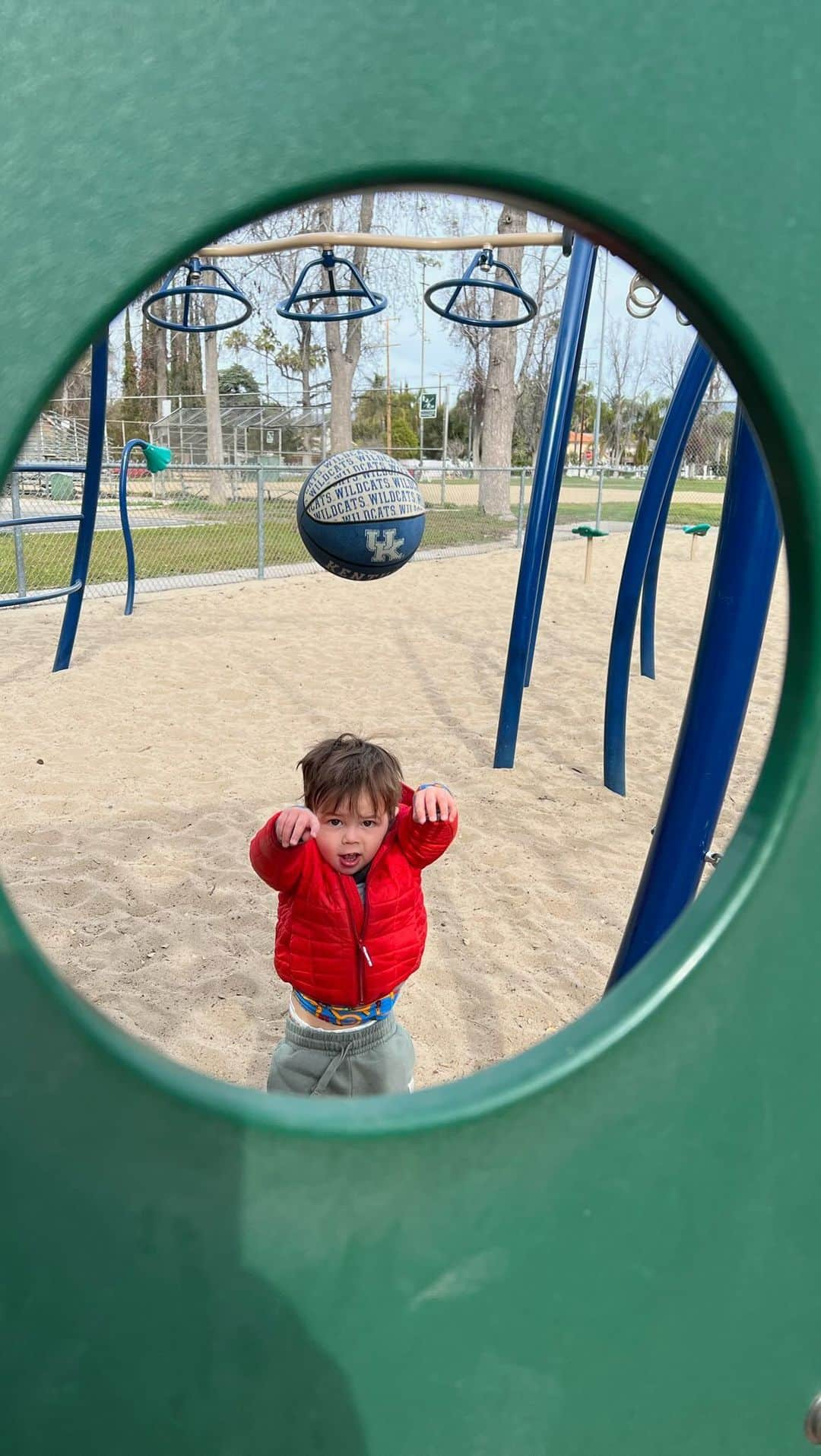 ジェナ・ディーワンのインスタグラム：「Making this highlight reel and realizing we must find this kid a basketball team 😅」