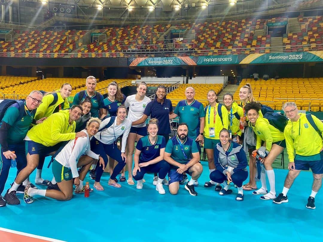 フェルナンダ・ロドリゲスのインスタグラム：「Momento mais aguardando: o encontro com as origens 🏐😍 Vim acompanhar o treino da seleção e, claro, desejar muito sucesso para as nossas meninas 💚💛 #panamericanos2023  #santiago2023」