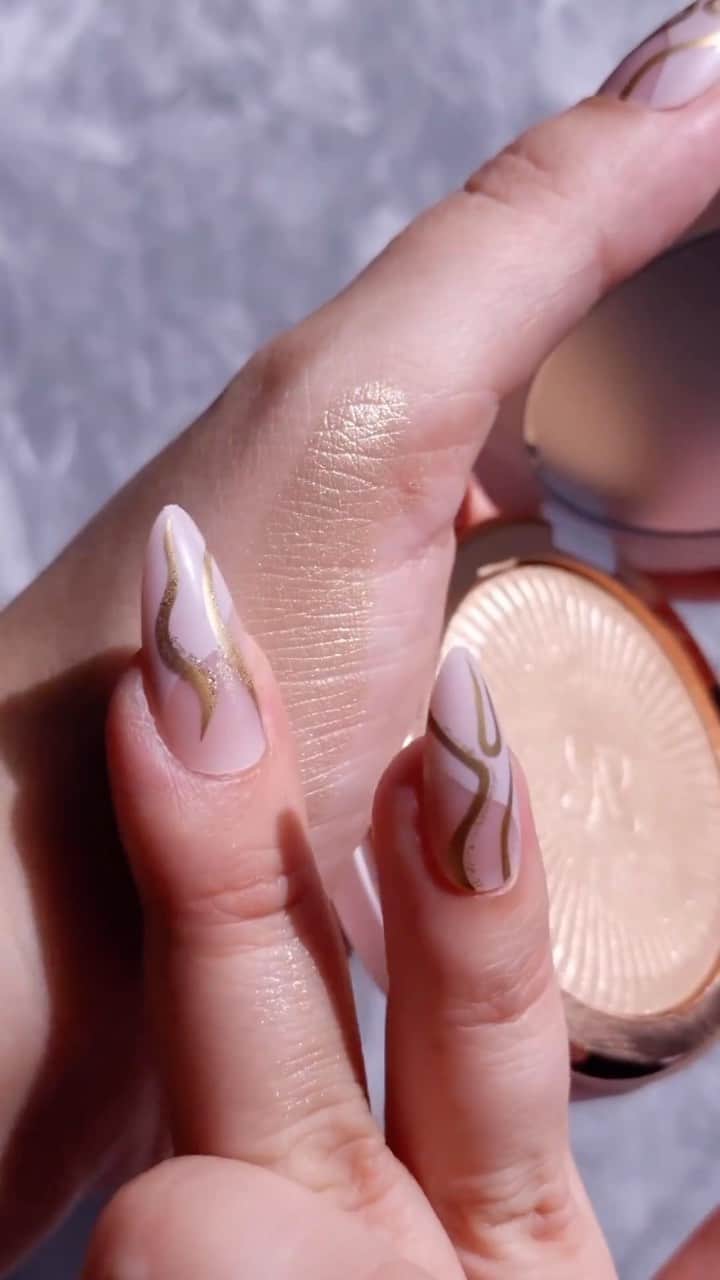 Anastasia Beverly Hillsのインスタグラム：「Whether you’re going for a subtle shimmer or an all-out glow, Glow Seeker’s got you covered 💫   Glow Seeker is now available @sephora, @ultabeauty, @macys, @nordstrombeauty and everywhere ABH is sold!   📸: @mar.see.ah.mua (she/her)  #AnastasiaBeverlyHills」