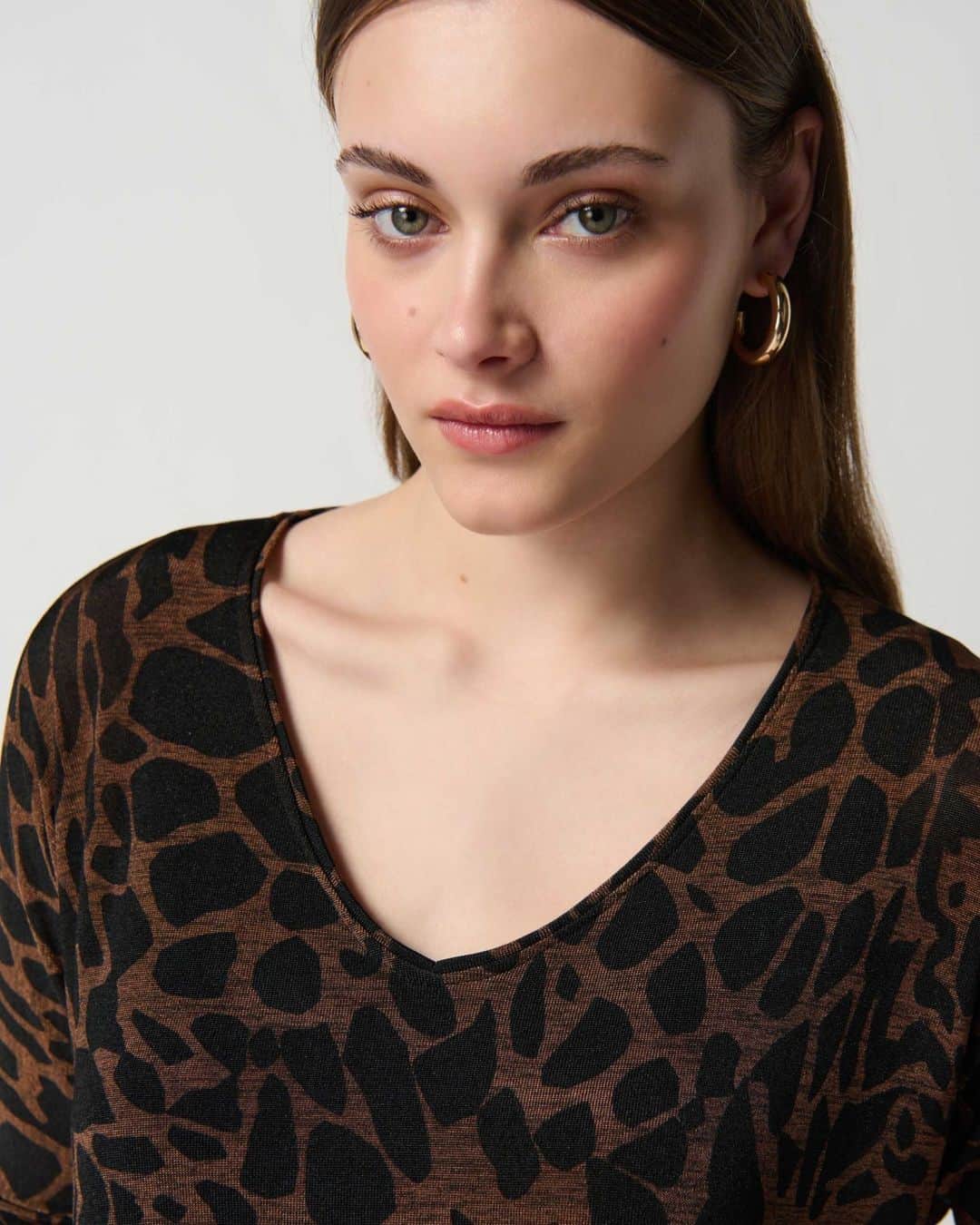 ジョセフリブコフのインスタグラム：「This silky knit with its flattering flared silhouette and subtle V-neckline effortlessly blends comfort and style. Pair it with your favorite bottoms for a sophisticated casual look. #IlovemyJR  Ce tricot soyeux à la silhouette évasée flatteuse et au décolleté en V subtil combine aisément confort et style. Combinez-le avec vos bas préférés pour un look décontracté et sophistiqué.  STYLE 234218」