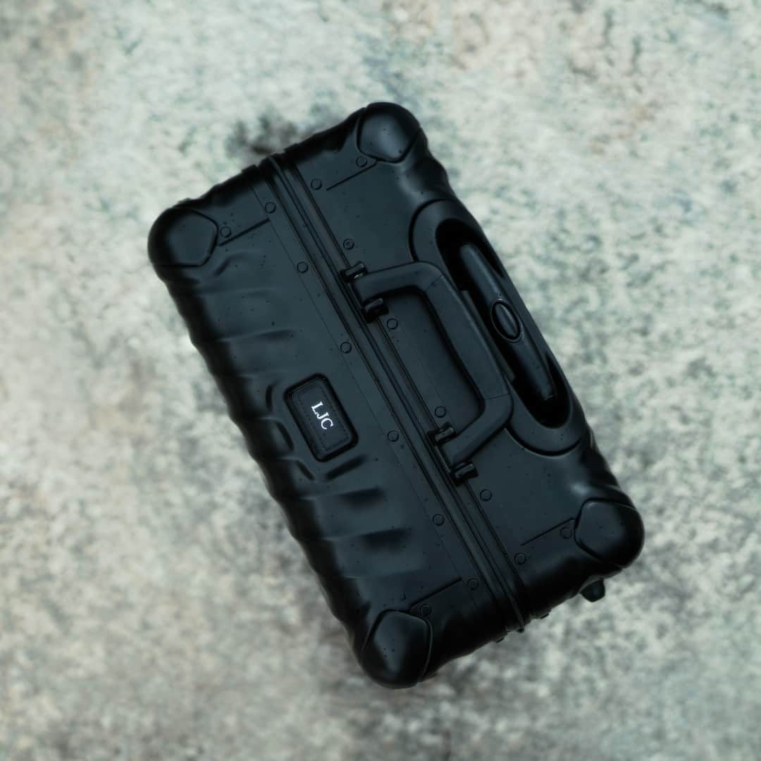 トゥミのインスタグラム：「Nothing says “happy birthday” like a personalized gift. Add complimentary monogramming and personalization to almost any bag or luggage for an extra special gift.  #TUMI19D」