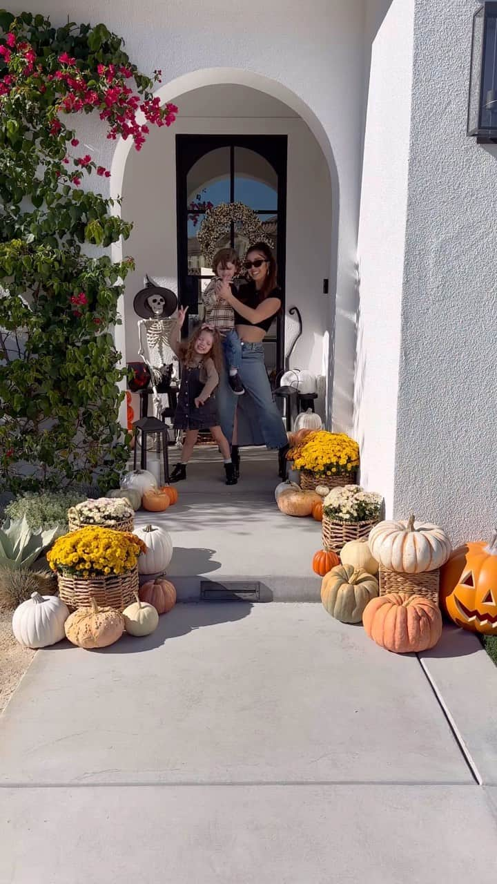 メリッサ・モリナロのインスタグラム：「Easy Fall Entryway Decor   -Wreath, Lanterns, Door Matt @crateandbarrel  -Stools, skeleton, pumpkins @target  -baskets @homegoods  -Mums flowers @loweshomeimprovement」