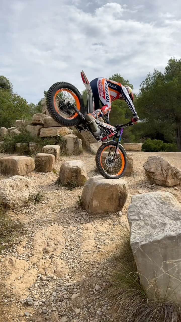 藤波貴久のインスタグラム：「Just wow🔥 @hondaracingcorporation  @box_repsol  @trialteamhrc  @alpinestars  @renthal_moto  @michelinmotorsport  @twin_air  @showabygpe  @s3parts.official  @didchain  @galfer_brakes  @braktec  @hebo.factory  @ogio_powersports」