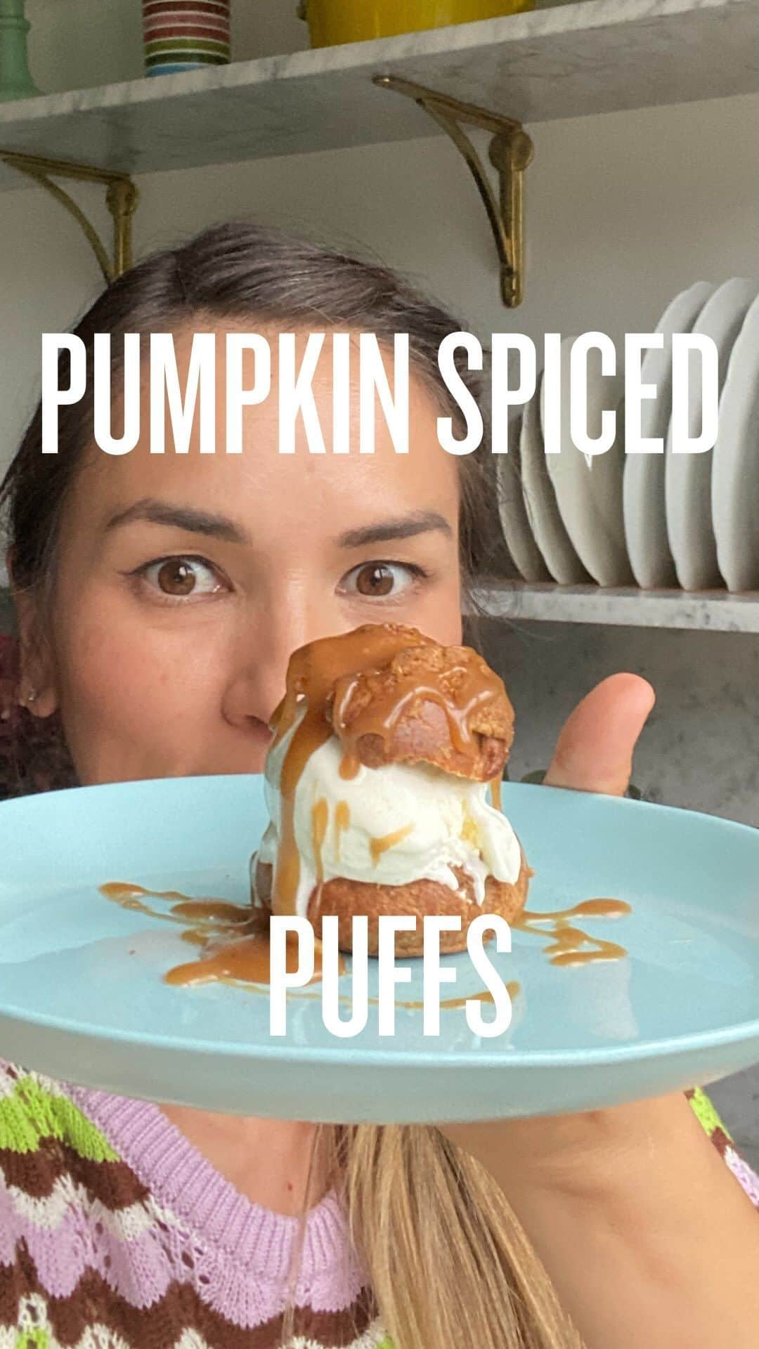 レイチェル・クーのインスタグラム：「🎃 Pumpkin spiced puffs 🎃  Another choux pastry recipe for you - it really is all about practice when it comes to this versatile pastry! - and this time I’m adding a generous amount of cinnamon, ginger, cloves, and nutmeg for a wonderful spiced flavour  A pumpkin seed craquelin top and lashings of salted butter caramel sauce make these little choux puffs fit for a Halloween gathering/dinner party/if you just want to treat yourself! 🙌🏻  👉🏻 Head to the link in my bio to find out how to access the full recipe and extended video ✨  Have you had a go at making choux pastry yet?」