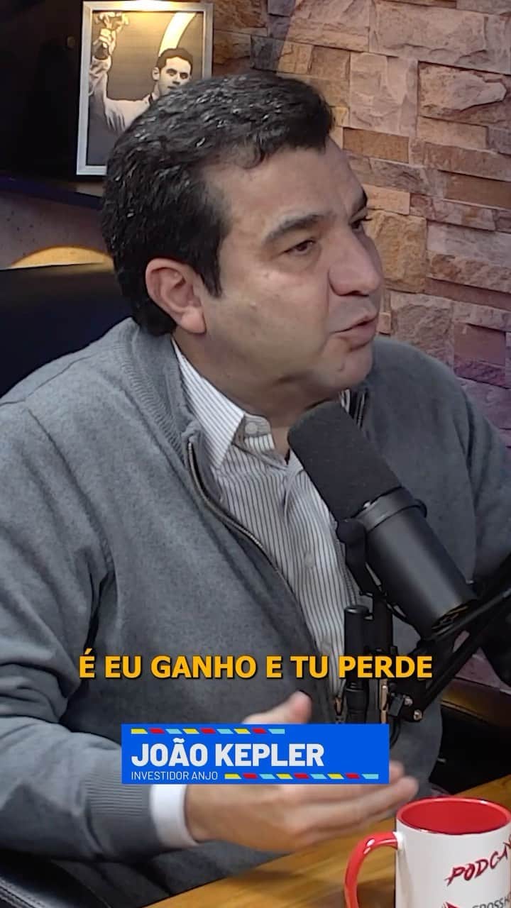 のインスタグラム：「“Você tem que ganhar dinheiro sem o outro perder, mas não é isso que a educação tradicional ensina”  Essa semana teve João Kepler no Além da Raia!   🏊‍♂️ Todas as terças, às 18h!   #flowsa #alemdaraia #joaokepler #estudiosflow」