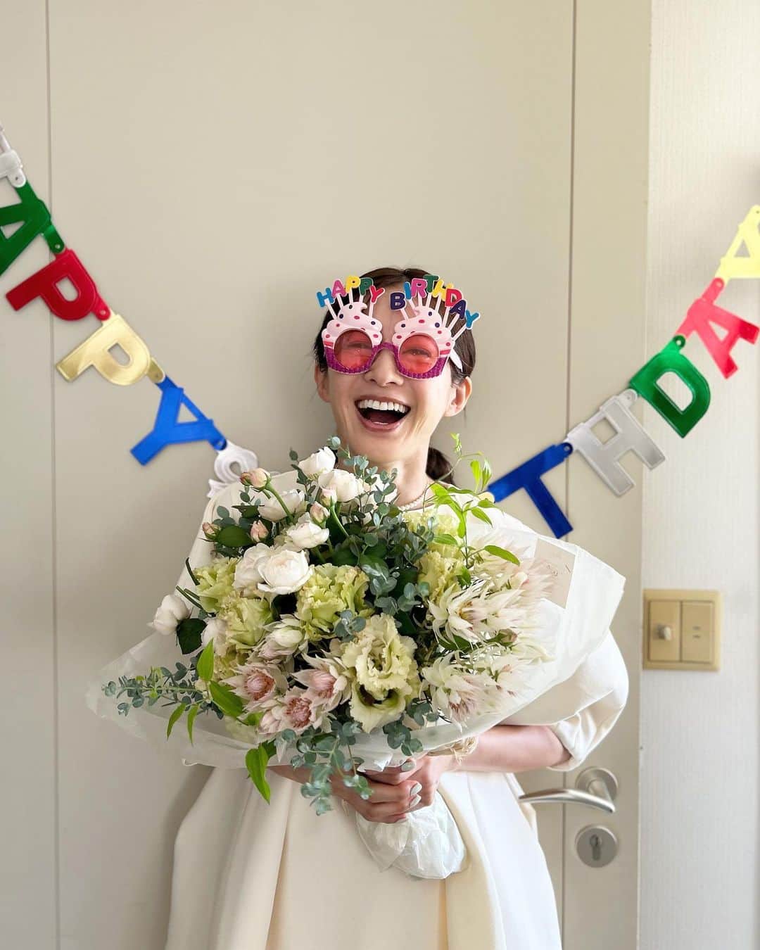 高垣麗子のインスタグラム：「* 今日はLEE @magazinelee の現場で♡♪ 有難うございます✨  同い年で同じく10月生まれのスタイリスト 石上ちゃんとWでお祝いしていただきました𓂃☺︎☺︎ 良い歳にします✌︎✨  * #magazinelee #感謝」