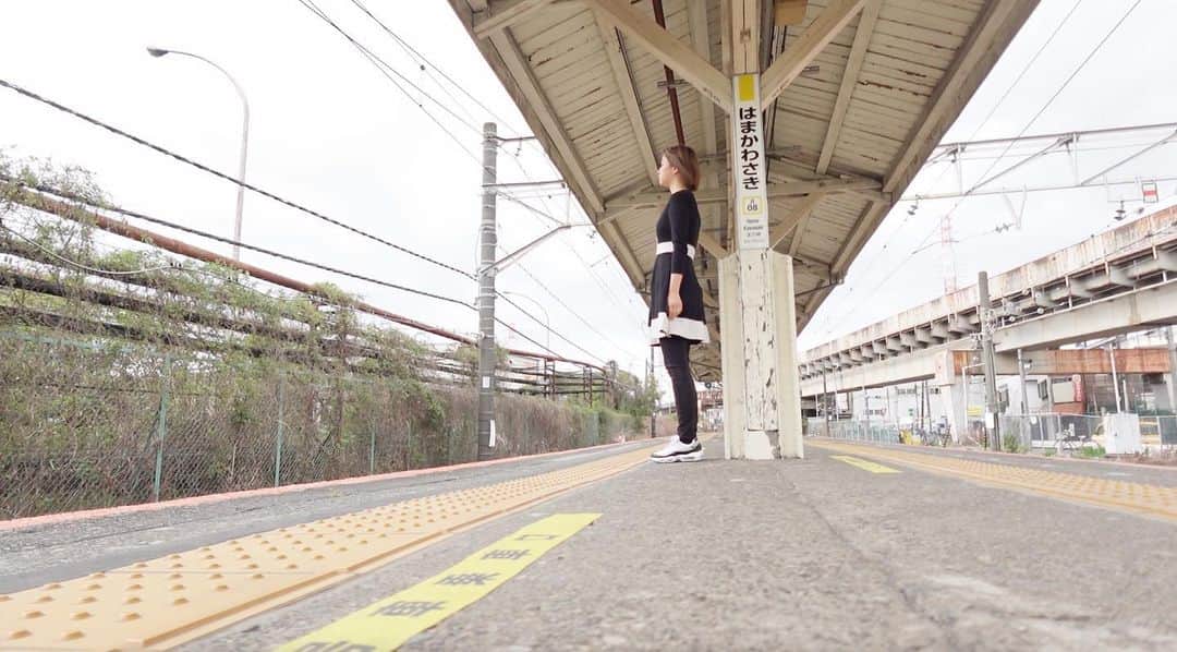 高山沙織のインスタグラム：「【最長片道切符の旅振り返り♯19】 こんにちはアンドロイドのお姉さんです。 私は ただいま神奈川県の川崎駅前に来ております。 今日はここから最長片道切符の旅始めていきます。  本日最初に乗る列車は南武線の普通列車。 乗車してから2分でお隣の尻手駅に到着。  ここから同じく南武線にはなるのですが、京浜工業地帯の方へと伸びる路線南部市線に乗り換えていきます。 南部支線の停車駅は5駅しかなく 終点の浜川崎駅までは約7分で到着。 ホームからの景色も工業地帯っぽいですね。ここから 鶴見線に乗り換えていくのですが、ここでの乗り換えは少し特殊で一旦改札を出て1本道を挟んだ向こう側に渡らなければなりません。 JR線とJR線同士の乗り換えだと普通改札内で乗り換えできますが、鶴見線は昔鶴見臨港鉄道という施設で後からJR鶴見線になったという経緯がありその名残でこのような特殊な乗り換え方法になっています。  次に乗る鶴見線の列車がやってきました。   乗車してから13分で鶴見線の始発、鶴見駅に到着。 ここから京浜東北線に乗り換えます。 乗車してから40分ほどで大船駅に到着。 ちょうど昼時なので何か食べようと思ったのですがあいにくの雨。 傘はリュックの奥底に眠っているので取り出すのは普通に面倒 。 駅弁を買って済ませることにしちゃいましょう。 アジの押し寿司。神奈川名物かしら？  ということで駅弁を車内で食べることにしルートを進めていきます。  次に乗る列車は湘南新宿ラインの特別快速231系  この列車にはグリーン席があるので買った駅弁をゆったり食べられます。  アジの押し寿司調べてみると特急踊り子の車内販売でも売ってた駅弁のようでした。  23分で国府津駅に到着。 国府津駅からは箱根山を迂回する形で御殿場線が伸びていますが、この御殿場線かつては静岡方面まで向かう東海道線のルートだったのです。 今の海側を走る東海道線のルートが開通したのは1934年のこと。  国府津駅かつてはターミナル駅として栄えていたらしく、その頃の名残で駅前には"東華軒"という駅弁屋さんが...! ここはなんと東海道線で初めて駅弁を販売したという歴史あるお店。 そんな話を聞いてしまったら さっき駅弁食べたけど買っちゃいますよね。  お店のおばちゃんもなんかすごい優しかったです。  さて、13時50分発の御殿場線に乗っていきます。なんとここからJR東海の区間に入っていきます。北海道・稚内からスタートした最長片道切符の旅。 33日目にしてやっとJR東海。 いやー長いようで短かったような気もし ますね。いややっぱり長かった！！  列車は神奈川県と静岡県の県境を超えて約1時間で御殿場駅に到着。 さて、ここから再び御殿場線。 今度は沼津行きの列車に乗っていきます。  30分ほどで沼津駅に到着。 ここでなんと！次に乗る列車が人身事故で運転見合わせ。このまま富士まで行って特急に乗ろうかと思っていたのですがまさかの沼津駅で足止めを食らうことに。 沼津には初めて来て一体何があるのかな...。なんて思う暇もなく目に入ってくるのが「ラブライブ サンシャイン 」のアニメキャラ達。  ここ沼津はアニメ「ラブライブサンシャイン」の 舞台になっていて、アニメが放送後、何年も経っているにもかかわらず街はラブライブサンシャイン一色です。  「ラブライブサンシャイン」ストーリーはというと浦の星女学院という全校生徒が100人に満たない女子高が統廃合の危機に瀕しており、そんな中で学校を盛り上げるためスクールアイドルとして生徒たちが立ち上がるというお話。 街中にはラッピングバスが走り、商店街にはキャラクターの幕がたくさん吊るされています。こんなに街をあげて「ラブライブサンシャイン」を推されると、全然知らなくてもつい聖地巡礼しちゃいたくなりますね！  街をぶらぶらしていたら東海道線が運転再開してました。 最後もAqours（アニメで主人公が所属しているスクールアイドルの名前）の皆さんがお見送りしてくれ ます。 ということで運転再開した東海道線に乗っ て 富士駅を目指します。 車窓から夕焼けの富士山見えました。ラッキー。約20分で富士駅に到着。 ここから身延線の特急ふじかわ号に乗り換えます。 身延線はここを静岡県富士駅と山梨県甲府 駅を結ぶローカル線  国府津駅で買った鯛めしの駅弁とちょっと 静岡っぽいお茶割り。  ふじかわ号、勾配や急カーブがあるので特急でもスピードが出せず遅いのです富士駅から甲府駅まで、距離にして88.4kmにもかかわらず1時間46分 かかりました。 というわけで甲府駅に到着。甲府駅から特急かいじに乗って八王子まで。 再び東京に戻ります。 数日前にもこの車両乗った気がしますが、前は南小谷から松本まであずさ号に乗車しましたね！今回は特急かいじに乗りますあずさとかいじは車両は同じでも目的地と停車駅が違います。  約1時間で東京の八王子に到着。さて東京 に泊まると高いのでもう少し進むことにし ましょう。 横浜線に乗り換えまして約50分新横浜に到着。朝にスタートした川崎から新横浜までの移動に12時間かかってしまいました...。 何やってんだよというわけで今日の最長片道切符の旅はこれにて終了。」