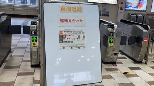 高山沙織さんのインスタグラム写真 - (高山沙織Instagram)「【最長片道切符の旅振り返り♯19】 こんにちはアンドロイドのお姉さんです。 私は ただいま神奈川県の川崎駅前に来ております。 今日はここから最長片道切符の旅始めていきます。  本日最初に乗る列車は南武線の普通列車。 乗車してから2分でお隣の尻手駅に到着。  ここから同じく南武線にはなるのですが、京浜工業地帯の方へと伸びる路線南部市線に乗り換えていきます。 南部支線の停車駅は5駅しかなく 終点の浜川崎駅までは約7分で到着。 ホームからの景色も工業地帯っぽいですね。ここから 鶴見線に乗り換えていくのですが、ここでの乗り換えは少し特殊で一旦改札を出て1本道を挟んだ向こう側に渡らなければなりません。 JR線とJR線同士の乗り換えだと普通改札内で乗り換えできますが、鶴見線は昔鶴見臨港鉄道という施設で後からJR鶴見線になったという経緯がありその名残でこのような特殊な乗り換え方法になっています。  次に乗る鶴見線の列車がやってきました。   乗車してから13分で鶴見線の始発、鶴見駅に到着。 ここから京浜東北線に乗り換えます。 乗車してから40分ほどで大船駅に到着。 ちょうど昼時なので何か食べようと思ったのですがあいにくの雨。 傘はリュックの奥底に眠っているので取り出すのは普通に面倒 。 駅弁を買って済ませることにしちゃいましょう。 アジの押し寿司。神奈川名物かしら？  ということで駅弁を車内で食べることにしルートを進めていきます。  次に乗る列車は湘南新宿ラインの特別快速231系  この列車にはグリーン席があるので買った駅弁をゆったり食べられます。  アジの押し寿司調べてみると特急踊り子の車内販売でも売ってた駅弁のようでした。  23分で国府津駅に到着。 国府津駅からは箱根山を迂回する形で御殿場線が伸びていますが、この御殿場線かつては静岡方面まで向かう東海道線のルートだったのです。 今の海側を走る東海道線のルートが開通したのは1934年のこと。  国府津駅かつてはターミナル駅として栄えていたらしく、その頃の名残で駅前には"東華軒"という駅弁屋さんが...! ここはなんと東海道線で初めて駅弁を販売したという歴史あるお店。 そんな話を聞いてしまったら さっき駅弁食べたけど買っちゃいますよね。  お店のおばちゃんもなんかすごい優しかったです。  さて、13時50分発の御殿場線に乗っていきます。なんとここからJR東海の区間に入っていきます。北海道・稚内からスタートした最長片道切符の旅。 33日目にしてやっとJR東海。 いやー長いようで短かったような気もし ますね。いややっぱり長かった！！  列車は神奈川県と静岡県の県境を超えて約1時間で御殿場駅に到着。 さて、ここから再び御殿場線。 今度は沼津行きの列車に乗っていきます。  30分ほどで沼津駅に到着。 ここでなんと！次に乗る列車が人身事故で運転見合わせ。このまま富士まで行って特急に乗ろうかと思っていたのですがまさかの沼津駅で足止めを食らうことに。 沼津には初めて来て一体何があるのかな...。なんて思う暇もなく目に入ってくるのが「ラブライブ サンシャイン 」のアニメキャラ達。  ここ沼津はアニメ「ラブライブサンシャイン」の 舞台になっていて、アニメが放送後、何年も経っているにもかかわらず街はラブライブサンシャイン一色です。  「ラブライブサンシャイン」ストーリーはというと浦の星女学院という全校生徒が100人に満たない女子高が統廃合の危機に瀕しており、そんな中で学校を盛り上げるためスクールアイドルとして生徒たちが立ち上がるというお話。 街中にはラッピングバスが走り、商店街にはキャラクターの幕がたくさん吊るされています。こんなに街をあげて「ラブライブサンシャイン」を推されると、全然知らなくてもつい聖地巡礼しちゃいたくなりますね！  街をぶらぶらしていたら東海道線が運転再開してました。 最後もAqours（アニメで主人公が所属しているスクールアイドルの名前）の皆さんがお見送りしてくれ ます。 ということで運転再開した東海道線に乗っ て 富士駅を目指します。 車窓から夕焼けの富士山見えました。ラッキー。約20分で富士駅に到着。 ここから身延線の特急ふじかわ号に乗り換えます。 身延線はここを静岡県富士駅と山梨県甲府 駅を結ぶローカル線  国府津駅で買った鯛めしの駅弁とちょっと 静岡っぽいお茶割り。  ふじかわ号、勾配や急カーブがあるので特急でもスピードが出せず遅いのです富士駅から甲府駅まで、距離にして88.4kmにもかかわらず1時間46分 かかりました。 というわけで甲府駅に到着。甲府駅から特急かいじに乗って八王子まで。 再び東京に戻ります。 数日前にもこの車両乗った気がしますが、前は南小谷から松本まであずさ号に乗車しましたね！今回は特急かいじに乗りますあずさとかいじは車両は同じでも目的地と停車駅が違います。  約1時間で東京の八王子に到着。さて東京 に泊まると高いのでもう少し進むことにし ましょう。 横浜線に乗り換えまして約50分新横浜に到着。朝にスタートした川崎から新横浜までの移動に12時間かかってしまいました...。 何やってんだよというわけで今日の最長片道切符の旅はこれにて終了。」10月20日 14時30分 - saotvos