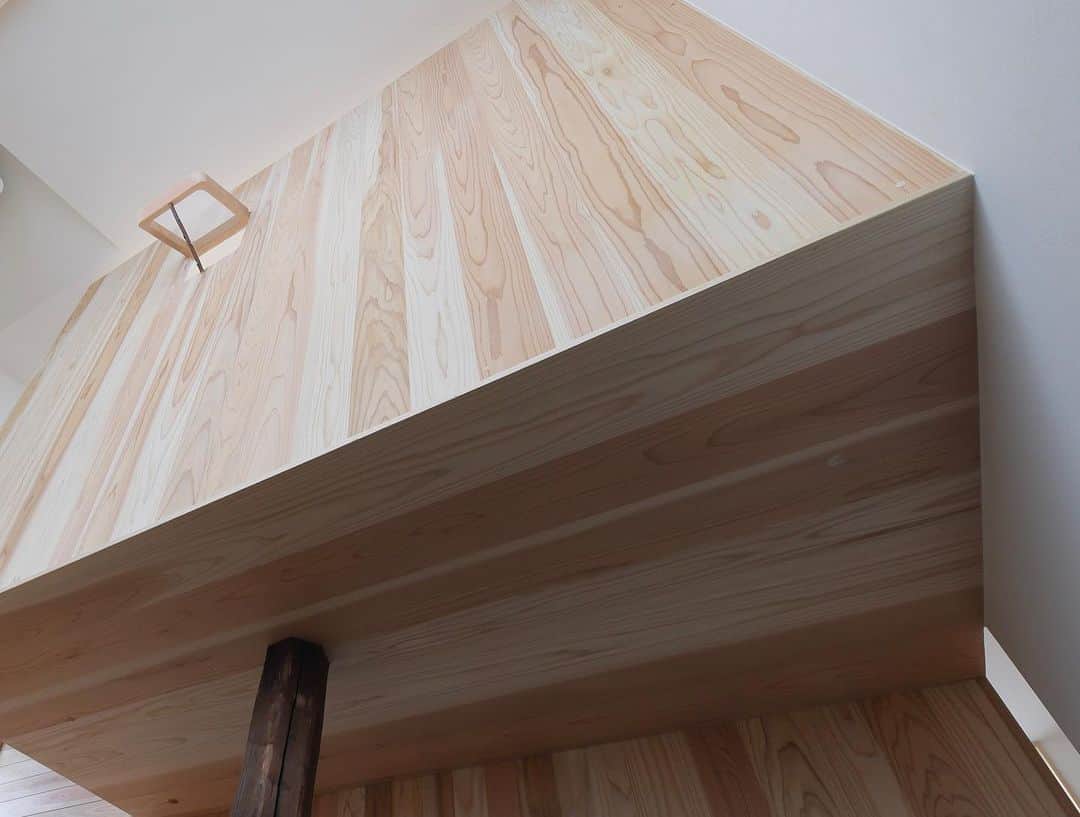 シーエッチ建築工房 さんのインスタグラム写真 - (シーエッチ建築工房 Instagram)「* 小窓のある、木箱。 そんな木箱が家の中にある様子は まるでツリーハウスのよう。 ⠀⠀⠀⠀⠀⠀⠀⠀⠀⠀⠀⠀ 設計スタッフの遊び心で 空間がユーモアのある楽しいものに。 ⠀⠀⠀⠀⠀⠀⠀⠀⠀⠀⠀⠀ 芦屋市「草ぼうぼうハウチュ」 https://www.ch-wood.co.jp/case/ashiya_innerdeck 居心地と遊び心を兼ね備えた木の家です。 ⠀⠀⠀⠀⠀⠀⠀⠀⠀⠀⠀⠀ ⠀⠀⠀⠀⠀⠀⠀⠀⠀⠀⠀⠀ ──────────── 株式会社シーエッチ建築工房 兵庫県宝塚市仁川台76番地 0798-52-8863 https://www.ch-wood.co.jp ──────────── @ch_kenchiku @ch_namie.takarazuka @ch_watanabe ⠀⠀⠀⠀⠀⠀⠀⠀⠀⠀⠀⠀ ⠀⠀⠀⠀⠀⠀⠀⠀⠀⠀⠀⠀ #シーエッチ建築工房 #木の家 #家づくり #注文住宅 #新築 #リノベーション #住まい #暮らし #日々のこと #マイホーム ⠀⠀⠀⠀⠀⠀⠀⠀⠀⠀⠀⠀ #宝塚市 #西宮市 #三田市 #川西市 #伊丹市 #三木市 #豊中市 #高槻市 #吹田市 #神戸市 #工務店 #自然素材 #暮らしを楽しむ #完成見学会 #家が好き #パッシブデザイン #丁寧な暮らし #工務店がつくる家 #家づくりアイデア #ツリーハウス」10月20日 14時31分 - ch_kenchiku