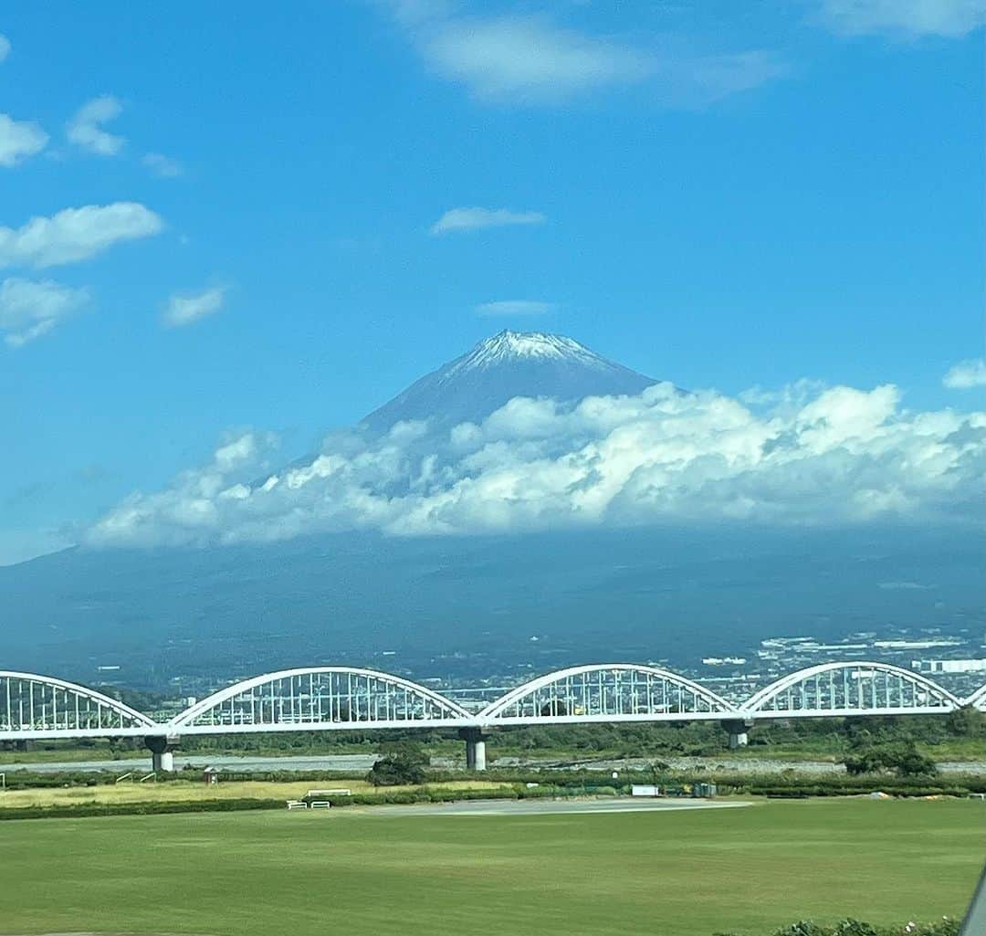 岩崎宏美さんのインスタグラム写真 - (岩崎宏美Instagram)「本日は京都にて、京フィルの皆さんとのリハーサル❗️  新幹線は.A席だったから富士山とは反対側、なので今日はデッキから撮影しました❗️ ご褒美みたいな富士山です。  コンちゃんが神戸の公演の時、「菊正宗」さんの蔵に伺い、私が谷村パパとロケ行った時の写真を蔵の方に見せてもらったと写真が届きました。 あの時は、船に乗ったり牧場で遊んでアイスクリーム作ったり、馴染みのレストランにも連れて行ってもらいました。 突然のお別れすぎて、まだ混乱してます。  #新幹線 #富士山 #菊正宗  #谷村新司 #岩崎宏美」10月20日 13時06分 - hiromiiwasaki_official