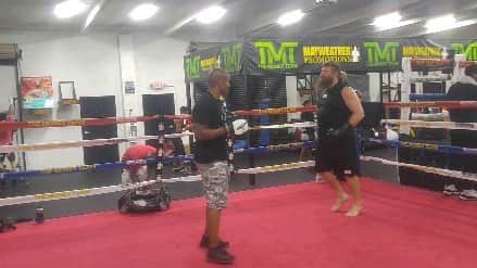 ロイ・ネルソンのインスタグラム：「Dec.... I will be ready @natediaz209 and @jakepaul」