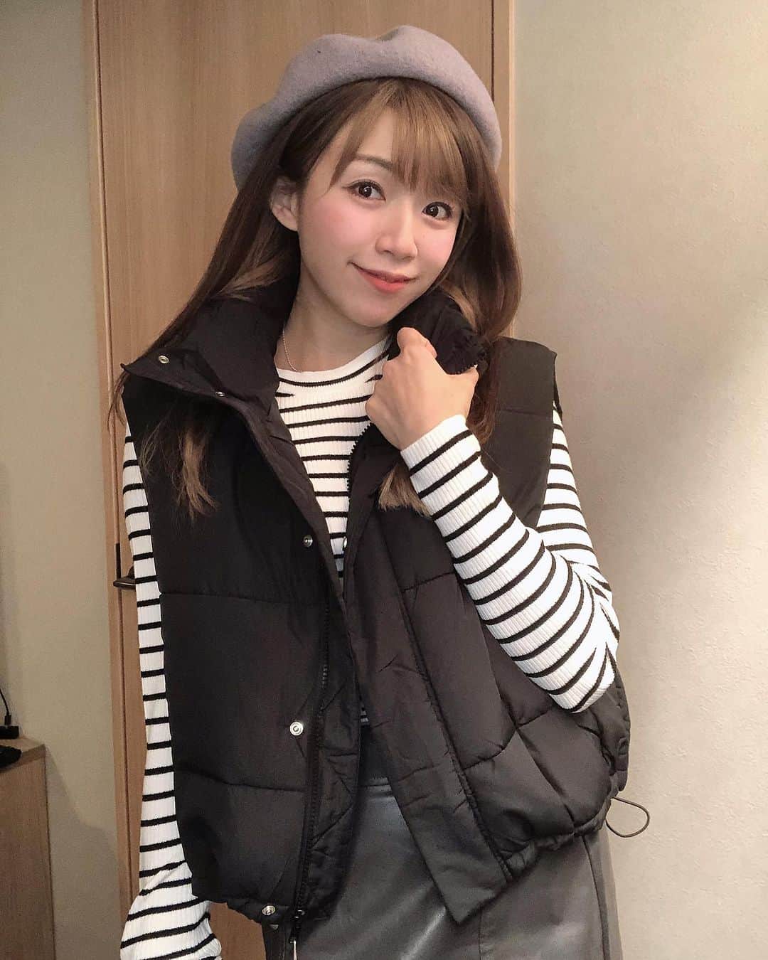 Fleur Fleurのインスタグラム：「香港冬季唔會太熱，又唔會太凍，最適合可穿可脫嘅着法 🥳😘🫶🏻  今日都大流行一類型革綿嘅背心特登揀咗一個款式比較型格 而且啱香港着嘅  裏面襯一件貼貼嘅上衣 或者sheer上衣都得 三個色現貨發售  歡迎WhatsApp查詢 日本trip新作 一律有八折優惠買 滿$2000可享免費順豐送貨服務同埋Novelty Gift添!」