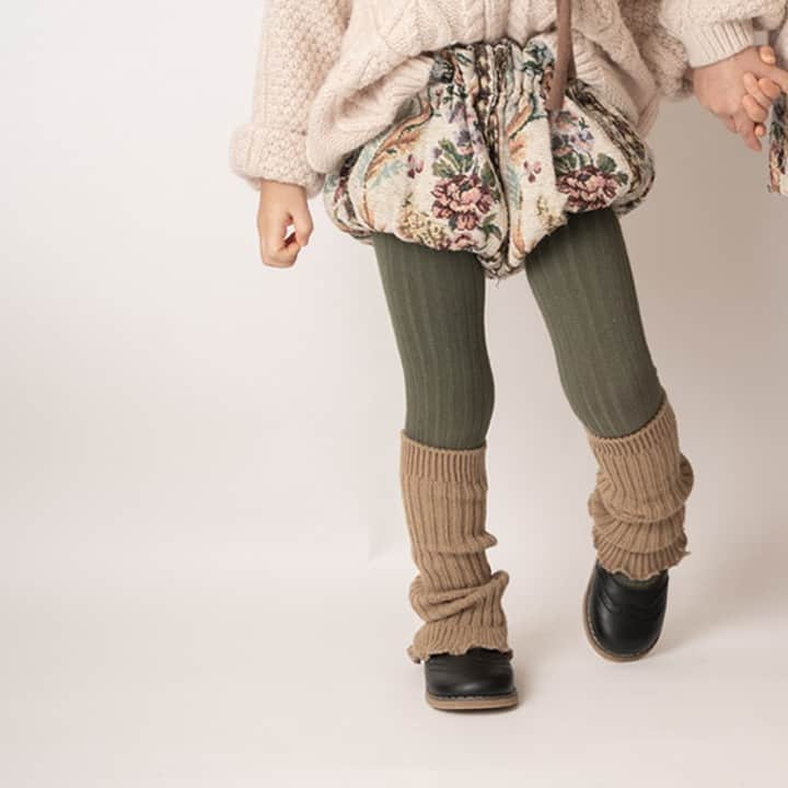 こども達をラブリーにさせる韓国子供服ですー☀のインスタグラム：「.  　　　　  ☑rib　legwarmers color 6colors　　　　　　 　　　　  　　　 今まさに再ブームがきている レッグウォーマー🧦  　　　 レギンスやタイツに 重ねるレイヤードスタイルが まさに今っぽい👌  　　　 こういう小物って ファッションに プラスワンしやすいですよね🙆‍♀️  　　　　 　　　　 今年の秋冬は レッグウォーマーを 使ってファッションを 楽しんでください🍂  　　　　 　　　  model @hasumin__ 91㎝ 12.5㎏ beige  @baby_girl_yki 103㎝ 16㎏ ivory  Thank you so much♡ 　　　　  　　　　　　 　　　　　 　　　　 　　　　　  #韓国子供服 #韓国こども服 #マリンキャッスル #レッグウォーマー #ニット #ベビーファション #韓国ベビー服 #秋コーデ #キッズ #保育園着 #ベビー服 #23AW #韓国ファッション #marinecastlewear #お出かけ着 #くすみカラー #kids #買ってよかった #マリンキャッスルコーデ」