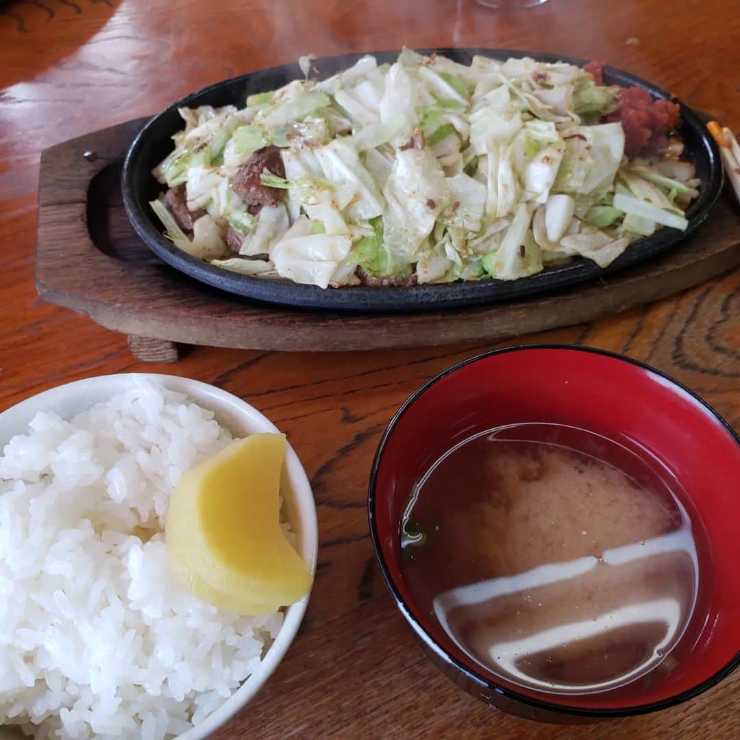 TAKAみちのくのインスタグラム：「福岡は美味いがいっぱい‼️  初めて食べた福岡のソウルフード？びっくり亭の鉄板焼‼️  活イカに肉寿司‼️  屋台で焼ラーメン🍜🍥  すべて美味しゅうございました😋  #福岡  #TAKAみちのくのご飯」