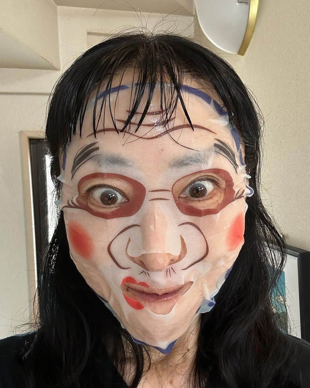 のインスタグラム：「本日の気合いパック💕 楽しみにしていたライブ本番 心を込めて歌わせていただきます Dragons feat.金月真美  日時　2023年10月20日（金） 　　　会場18時/開演19時 場所　銀座Lounge ZERO チケット　4，000円（税込み）プラス　1ドリンク 全席自由  ご予約Ginza Lounge ZERO お電話　03－6274－6631（平日17時～22時） Web ginza-zero.jp  Ginza Lounge ZERO 〒104-0061 東京都中央区銀座7丁目5－4　毛利ビル Tel 03－6274－6631 #昭和歌謡曲 #金月真美 #dragons」