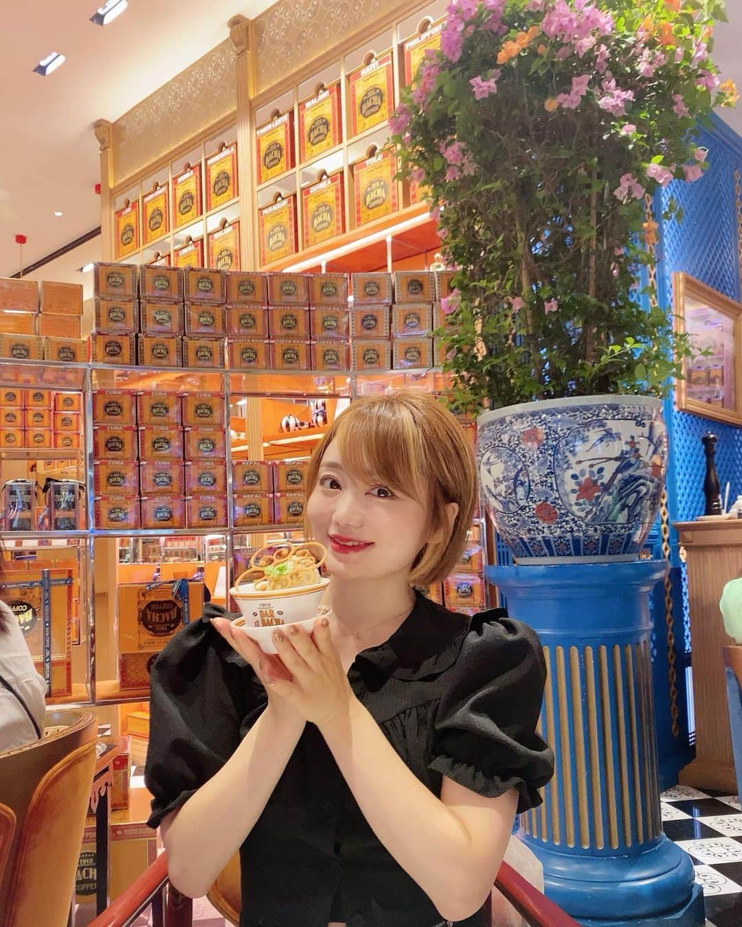 のインスタグラム：「🤎☕️🍨🤎  『Bacha Coffee』 @bachacoffee   世界観にひたりながらフレーバーコーヒーを堪能☕️ ✨ I Love Paris / Orange Sky / Sweet Mexico 本当にたくさんの種類があって今まで味わったことのない美味しさだった💕  フレーバーコーヒーの人気アソートセットと これから会いに行くタイにいるお友達へのお土産もしっかりゲット🫶 日本にもできてほしいな…🧡  #bachacoffee #bachacoffeesingapore  #flavorcoffee #ionorchard #moroccan  #singapore #singaporelife #singaporecafe  #旅ログ #シンガポール旅行 #シンガポール滞在記  #女子旅 #フレーバーコーヒー #バチャコーヒー  #バチャコーヒーシンガポール」