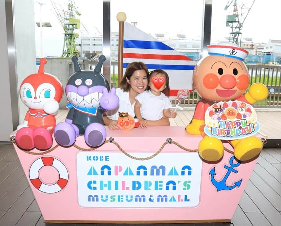 yuiのインスタグラム：「. 娘の9月は大忙し。(遊びで)  2人でアンパンマンミュージアムにも初挑戦🍞 ミッキーはいつ来る？と言っていましたが🐭笑　 お面を作ったり、ショー見たり、水遊びをしたり、楽しんでいた様子🍞1階の誰でも入れるスペースがあんなに可愛いとは知らなかった😍ご飯だけでも入れるんだね。 . アンパンマンにもhappy birthdayしてもらい良かったね🎂 写真はついつい購入してしまうタイプです😍😍🙏🫶 . .#神戸アンパンマンミュージアム」