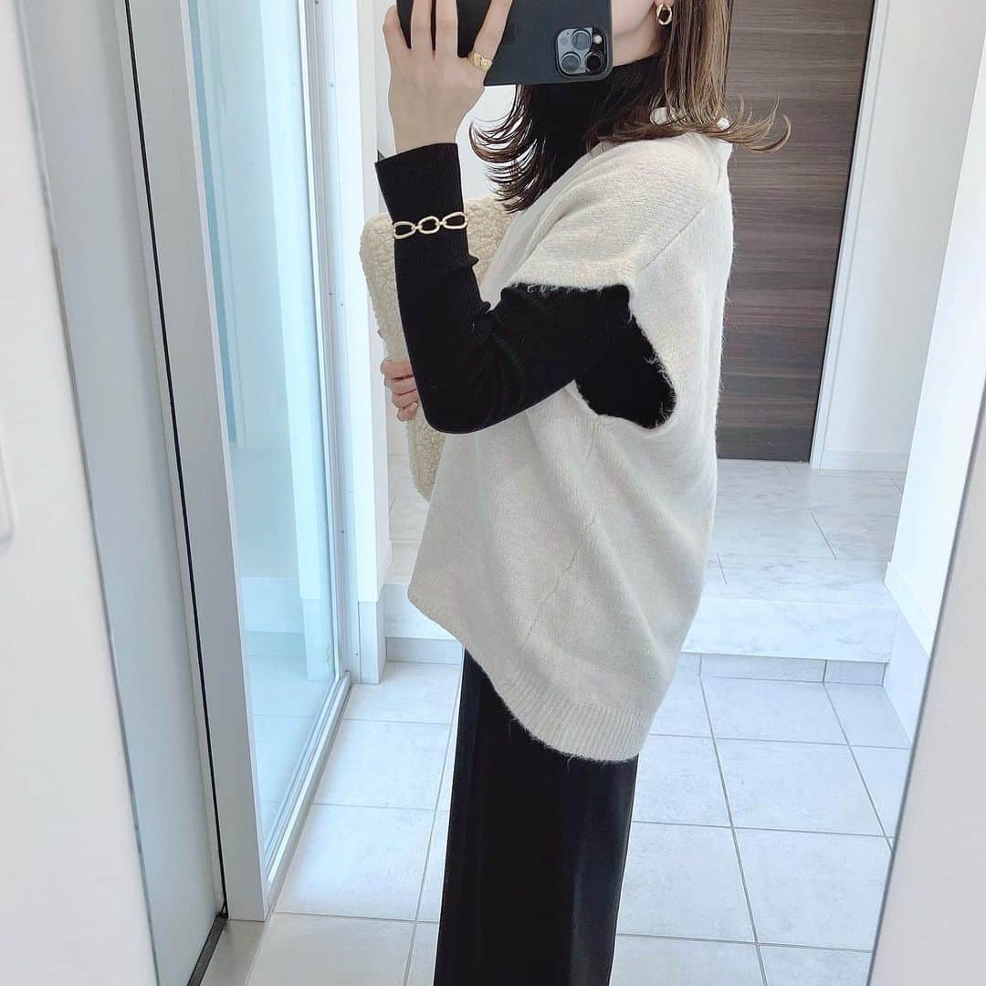 yukiさんのインスタグラム写真 - (yukiInstagram)「* タートルニット×Ｉラインシルエットのスカート𖤐 シンプルなブラックコーデに ニットベストをプラスしてこなれ感をプラス♥︎  深Vネックで首元がすっきり見えて 重ねて着てもバランスよく聞られます👏🏻 暖かい日ならTシャツや ロンTの上に重ねても可愛かったです😊❤️ -———————————— ZOZOTOWNで 1,000円OFFクーポンが出ているので ストーリーにリンク貼っておきます💓 -———————————— vest skirt #bonjoursagan @bonjoursagan knit #UNIQLO bag #hm shoes #birkenstock * #PR#bs_style#ボンサガ #大人カジュアル#キレイめカジュアル#アラフォーコーデ#男の子ママ#ママコーデ」10月20日 13時34分 - y.y.r.10