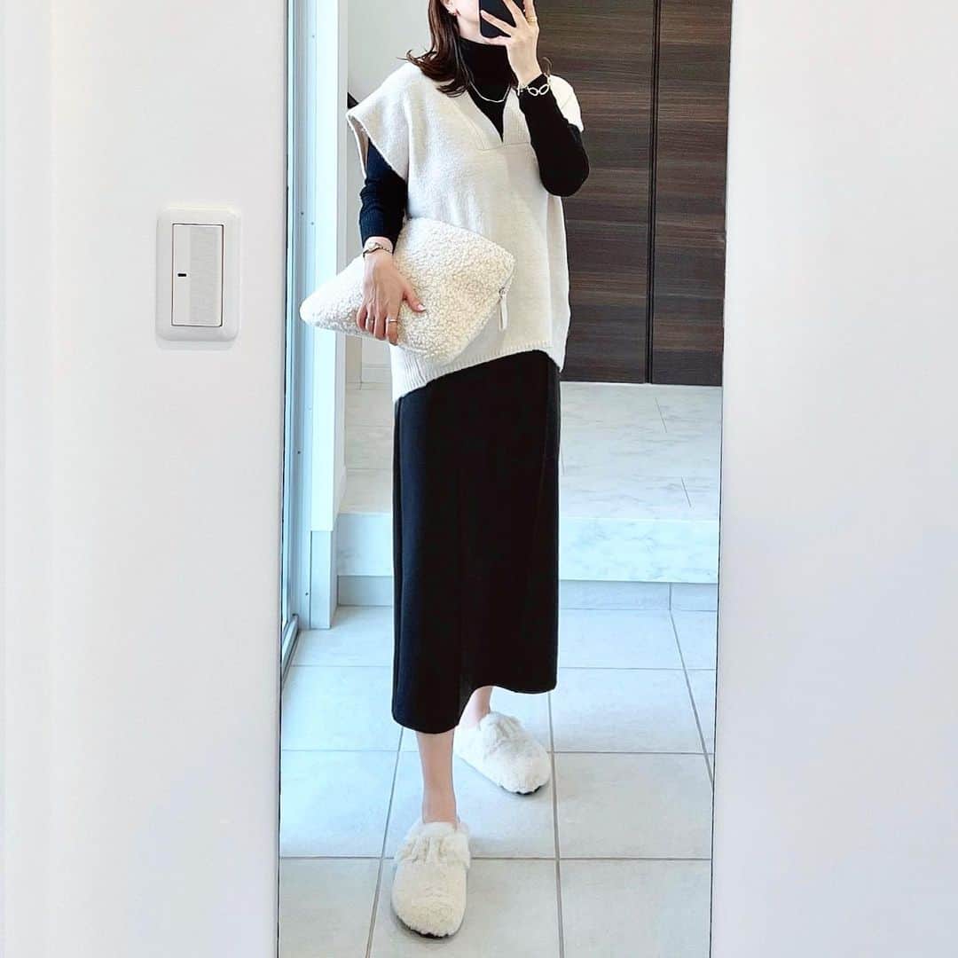 yukiさんのインスタグラム写真 - (yukiInstagram)「* タートルニット×Ｉラインシルエットのスカート𖤐 シンプルなブラックコーデに ニットベストをプラスしてこなれ感をプラス♥︎  深Vネックで首元がすっきり見えて 重ねて着てもバランスよく聞られます👏🏻 暖かい日ならTシャツや ロンTの上に重ねても可愛かったです😊❤️ -———————————— ZOZOTOWNで 1,000円OFFクーポンが出ているので ストーリーにリンク貼っておきます💓 -———————————— vest skirt #bonjoursagan @bonjoursagan knit #UNIQLO bag #hm shoes #birkenstock * #PR#bs_style#ボンサガ #大人カジュアル#キレイめカジュアル#アラフォーコーデ#男の子ママ#ママコーデ」10月20日 13時34分 - y.y.r.10