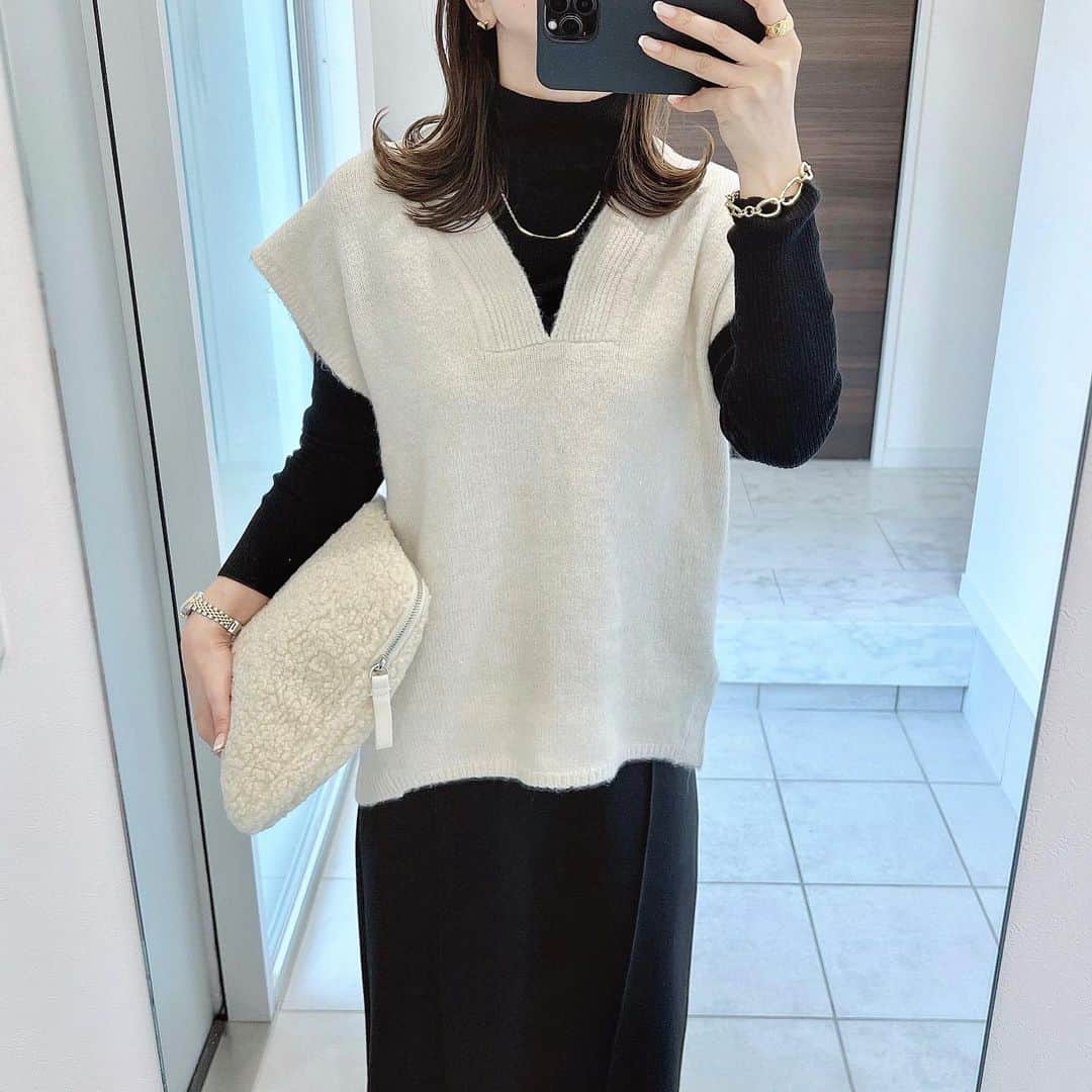yukiさんのインスタグラム写真 - (yukiInstagram)「* タートルニット×Ｉラインシルエットのスカート𖤐 シンプルなブラックコーデに ニットベストをプラスしてこなれ感をプラス♥︎  深Vネックで首元がすっきり見えて 重ねて着てもバランスよく聞られます👏🏻 暖かい日ならTシャツや ロンTの上に重ねても可愛かったです😊❤️ -———————————— ZOZOTOWNで 1,000円OFFクーポンが出ているので ストーリーにリンク貼っておきます💓 -———————————— vest skirt #bonjoursagan @bonjoursagan knit #UNIQLO bag #hm shoes #birkenstock * #PR#bs_style#ボンサガ #大人カジュアル#キレイめカジュアル#アラフォーコーデ#男の子ママ#ママコーデ」10月20日 13時34分 - y.y.r.10